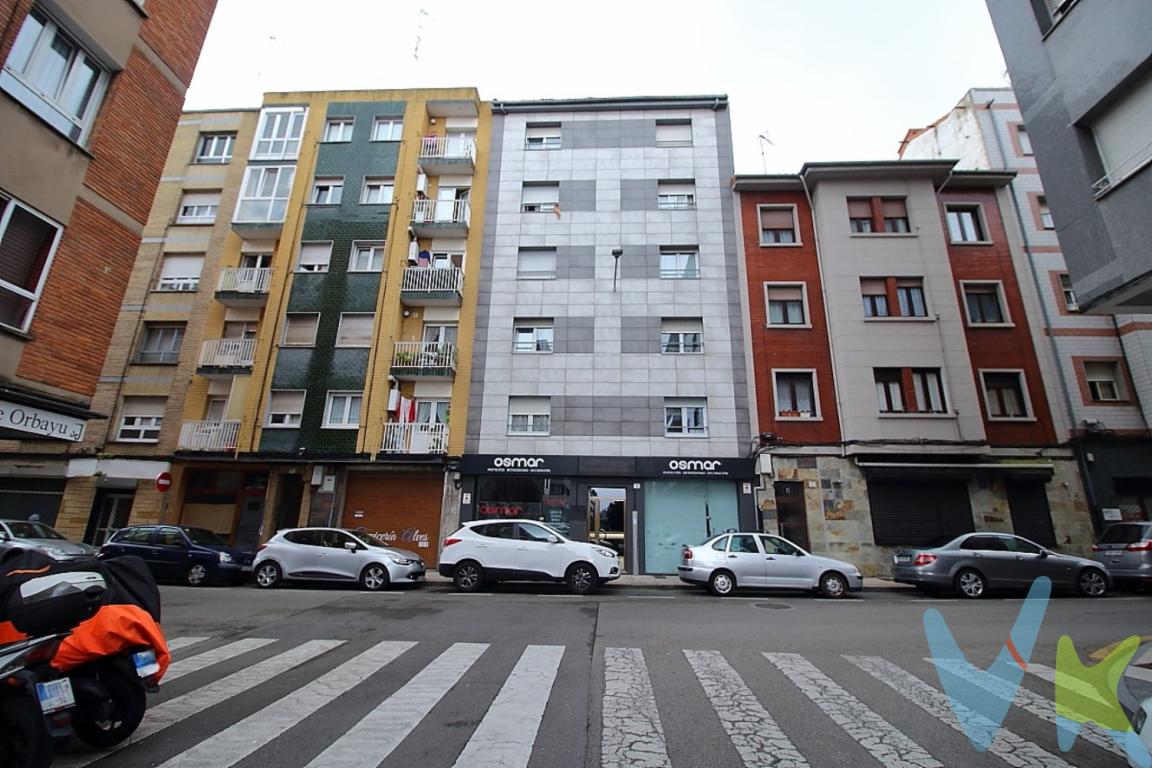 Ubicado al lado de los Jesuitas. se encuentra esta vivienda para entrar a vivir,  ofrece una oportunidad única para aquellos que buscan su vivienda o una buena inversión.Este piso cuenta con dos habitaciones que ofrecen el espacio  para el descanso personal y la privacidad que todos deseamos. La principal con espacio para cama grande y armario con mucho almacenaje. El segundo dormitorio cuenta con armario empotrado.La cocina, equipada con todos los elementos necesarios, su disposición permite un aprovechamiento óptimo del espacio, facilitando la movilidad y las tareas diarias.El baño, por otro lado, ha sido diseñado para ofrecer un espacio funcional, con acabados que aseguran una experiencia de uso cómoda y agradable. Tiene ventana y ducha.El salón con zona para tv y también para comedor , es una estancia agradable y con luz.Situado en la segunda planta de un edificio con fachada reformada y con ascensor, garantiza la accesibilidad y el confort que se busca en el día a día.Considerar este piso es imaginar un futuro lleno de posibilidades en un entorno donde todo está al alcance de la mano. Ya sea para aquellos que inician su aventura de adquirir una vivienda, o para quienes buscan un cambio acompañado de todas las facilidades que proporciona la vida en Gijón, ésta es una opción que promete cumplir con las expectativas más altas.No pierda la oportunidad de visitar esta propiedad y conocer de primera mano todas las ventajas que ofrece. Cada momento en este hogar promete ser único, ofreciéndole la posibilidad de empezar nuevas historias y experiencias. Contacte para una visita y descubra el potencial que esta maravillosa vivienda tiene para ofrecer.EL precio no incluye gastos de notaría, registro e impuesto de transmisiones. 