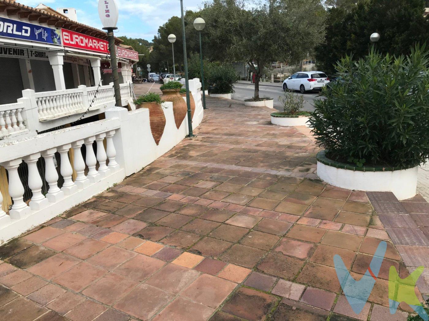 Agencia inscrita en el Registro Oficial de Agentes de la Propiedad Inmobiliaria de las Islas Baleares. Inscripción: GOIBE731396/2024. (ROAIIB). Se vende cafetería en Costa de la Calma  . Situado justo enfrente de un hotel lo que asegura actividad en verano aunque es una zona donde hay muchos residentes por lo que se puede ejercer la actividad todo el año.  . Tiene acceso al mar cercano. . Tiene unos 70m2 con una terraza en propiedad de unos 16m2 y otra de la comunidad en la que se pueden poner unas 4 mesas. Salida de humos y aparcamiento.  . Dispone de licencia del ayuntamiento. Se estudiarán ofertas y posibles facilidades de  pago. El precio de venta del inmueble es de 180.000€. Este importe incluye los honorarios de la agencia inmobiliaria, que serán abonados por la parte vendedora. El precio no incluye los impuestos aplicables a la transmisión, que podrán ser el Impuesto de Transmisiones Patrimoniales (ITP), el Impuesto sobre el Valor Añadido (IVA) o el Impuesto de Actos Jurídicos Documentados (AJD), según corresponda. Estos impuestos se calculan sobre el precio final de compraventa y varían en función de las circunstancias personales del comprador —por ejemplo, la edad— y de las características de la operación —tipo de inmueble, posibles ayudas o subvenciones—. A modo orientativo, en caso de resultar aplicable el ITP, su importe ascendería a 14.400€. El precio tampoco incluye los gastos notariales y registrales, cuyo importe como mínimo, se sitúa en torno al 2% del precio del inmueble. Los impuestos deberán abonarse en el momento de la compraventa en el caso del IVA, y en un plazo máximo de 30 días desde la firma de la escritura en el caso del ITP o el AJD. Los gastos notariales y registrales deberán abonarse en el momento de la recepción de la escritura pública. Si tiene cualquier duda al respecto, no dude en contactar con nosotros. .  .  .  .  .  . 