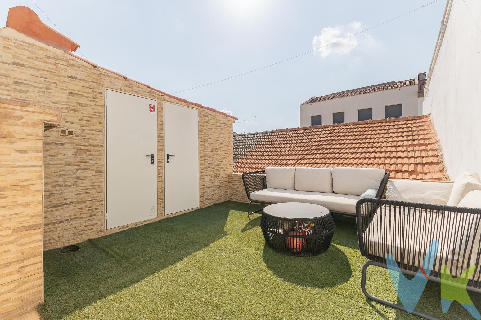 Casa Reformada y Moderna en una Planta. Esta impresionante vivienda combina modernidad, funcionalidad y diseño contemporáneo en una distribución de una sola planta que maximiza la comodidad y la luminosidad en cada rincón. La reforma integral ha renovado cada espacio con materiales de primera calidad, logrando un hogar elegante y acogedor. Planta Baja:. Cocina Moderna: La cocina, situada en un espacio abierto y luminoso, destaca por su diseño en blanco brillante, con acabados de alta gama y materiales de primera calidad. Los muebles son minimalistas, con superficies lisas y electrodomésticos integrados que ofrecen un aspecto limpio y ordenado. La iluminación LED y las ventanas con cristal climalit aportan claridad y eficiencia energética. Baño Reformado: Un baño actualizado con un plato de ducha moderno, de fácil acceso y con acabados de primeras marcas. Los azulejos y los detalles aportan un toque elegante y contemporáneo. Habitaciones Simples: Dos habitaciones sencillas, muy luminosas, ideales como dormitorios de invitados, oficina o zona de estudio. Ambas cuentan con grandes ventanas de cristal climalit que permiten la entrada abundante de luz natural. Habitación Principal: La suite principal dispone de un vestidor amplio y un baño completo reformado. El baño en suite incluye una bañera moderna y elegante, con acabados en tonos neutros y materiales de alta calidad, proporcionando un espacio de relax y privacidad. Comedor: Un espacio cuadrado con mucha luz natural, perfecto para comidas familiares y reuniones. La estancia cuenta con aire acondicionado frío/calor para mantener la temperatura perfecta durante todo el año. Suelo: El suelo de toda la planta es de gres porcelánico imitación a parquet, que combina la calidez estética del parquet con la durabilidad y fácil mantenimiento del porcelánico. Ventanas y Paredes: Ventanas de cristal climalit que ofrecen aislamiento acústico y térmico, y paredes lisas que aportan un acabado moderno y elegante a toda la vivienda. Seguridad: Puerta acorazada que garantiza la protección y tranquilidad de sus habitantes. Primera Planta:. Comedor y Cocina de Verano: En la primera planta se encuentra un espacio adicional destinado a comedor y cocina de verano, abierto y conectado con la terraza. Esta zona es perfecta para disfrutar de comidas al aire libre y reuniones en un entorno agradable. Terraza con Césped: La terraza cuenta con una superficie de césped artificial, creando un ambiente verde y natural. La estructura de la terraza está reforzada, permitiendo la instalación de una piscina en el futuro, según las necesidades. Acceso a la Terraza: Desde este espacio se accede directamente a la terraza, que ofrece vistas abiertas y un ambiente relajante. Servicios Adicionales: En la terraza también se encuentra un aseo y un cuarto trastero, ideales para almacenamiento y comodidad adicional. Resumen:. Esta casa moderna en una planta ha sido cuidadosamente reformada para ofrecer un estilo contemporáneo, espacios luminosos y funcionales, y acabados de primera calidad en cada rincón. La distribución en una planta facilita la movilidad y hace que sea ideal para quienes buscan comodidad, seguridad y un diseño actual. Agencia Registrada con el numero 0935 en el Registro Obligatorio de Agentes  Inmobiliarios de la Comunitat Valenciana. La oferta esta sujeta a cambios de precio o retirada del mercado sin previo aviso. Este anuncio en su conjunto, incluyendo texto, fotos, imágenes o cualquier otro contenido del mismo, no es vinculante dado que la información es ofrecida por terceros  y puede contener errores.  Los datos e información contenida en este anuncio son meramente informativos, por lo que no tienen carácter contractual, reservándose la Inmobiliaria de poder modificarlos en cualquier momento. El precio NO INCLUYE  los honorarios de la Inmobiliaria, los  impuestos (IVA, ITP), Notaria, Registro y Gestoría. . 