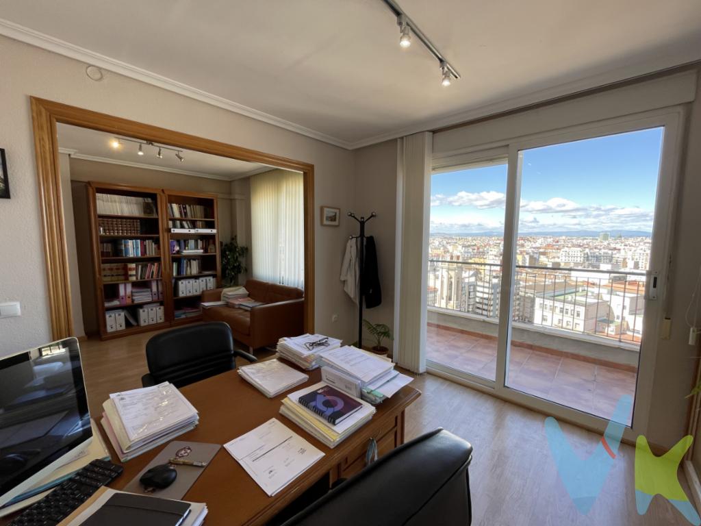 En una planta catorce de la emblemática FInca de Hierro, tenemos el gusto de proponerles esta vivienda excepcional. Se distribuye actualmente en cuatro habitaciones, salón con salida directa a un generoso balcón de 19 m2, un baño, un aseo y cocina independiente. Las vistas desde el balcón dan directamente a la plaza de San Agustín, cuya iglesia de estilo gótico es uno de los tesoros patrimoniales de la ciudad. También la misma finca tiene relevancia arquitectónica ya que, hasta finales del siglo XX, fue el edificio de mayor altura de València. En la actualidad, cuenta con un servicio de conserje de 9:00h a 13:30h y de 16:00h a 20:00h, además de un vigilante nocturno. También dispone de tres ascensores. La vivienda tiene actualmente el uso de bufete de abogados, por lo que sus estancias están adaptadas a ese desempeño profesional. Se  trata de un piso señorial, absolutamente céntrico, lleno de posibilidades tanto para convertirse en unas oficinas de renombre como para ser la vivienda soñada. Si desea visitarla, llámenos. Estaremos encantados de proporcionarle cuanta información precise o de organizarle una visita. *Gastos e impuestos no incluidos en el precio.  *Este anuncio tiene carácter meramente informativo.  De haber un plano, este será puramente orientativo y no vinculante.   