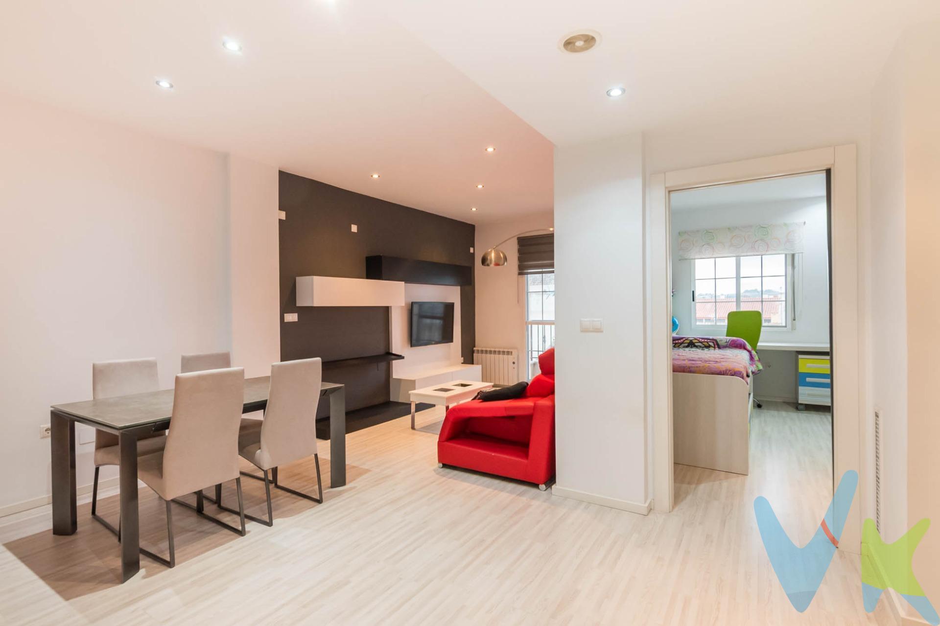 Crea el hogar que siempre has soñado en este piso, tan coqueto en Ceutí, es una segunda y ultima planta, dispone de 2 habitaciones (la habitación principal tiene un vestidor  y la otra una armario empotrado generoso, 1 baño completo con pie de ducha, salón amplio y luminoso con salida a un pequeño balcón, acogedora cocina con salida a una lavadero para tenerlo todo recogido. . Además cuenta con 2 plazas de garaje en la misma finca y 1 trastero en la terraza comunitaria (el ascensor sube hasta la azotea). Está en una zona céntrica de Ceutí, donde tendras a mano, cafeterías, supermercados, Centro de Cultura, peluquerías, bancos, ayuntamiento, etc.. ¡¡Si es lo buscas, no dudes en ponerte en contacto y vístalo sin compromiso!!. . 🔑 Comercialización en multiexclusiva. Por mandato expreso del propietario, este inmueble se comercializa en multiexclusiva, lo que garantiza un acceso completo a la información, un servicio profesional y una gestión ordenada, sin interferencias de terceros. Si eres agente inmobiliario y tienes un cliente interesado, estaremos encantados de colaborar. Contáctanos sin compromiso. 🤝 Una compra tranquila y bien acompañada. Al contactar directamente con nosotros, evitarás molestias innecesarias a la propiedad. Nos encargamos de toda la intermediación, facilitándote la documentación, la información necesaria y un trato cercano, claro y sin complicaciones. Te informaremos con total transparencia de todos los aspectos de la compra, incluidos gastos y honorarios de agencia para que tomes decisiones con calma y seguridad. Nuestra forma de trabajar se basa en algo muy sencillo:. Calma → la tranquilidad de comprar tu vivienda con acompañamiento profesional en todo el proceso con nosotros. ℹ️ Información legal. La descripción del inmueble y las imágenes publicadas tienen carácter meramente informativo y no contractual. El precio ha sido fijado por la propiedad y podría sufrir variaciones hasta su formalización en contrato de compraventa. 💰 Gastos de la compra. •	Impuestos (ITP). o	Con bonificación: 3 %. o	Sin bonificación: 7,75 %. •	Notaría y Registro: aprox. 1.000 €. •	Honorarios de agencia: 3 % + IVA, con un mínimo de 3.000 € + IVA. (No incluidos en el precio de venta). ¡Oye, agente inmobiliario! Si estás leyendo este texto y te gusta, te desafiamos a ser creativo y sorprendernos con una adaptación original. ¡Nada de copiar y pegar, queremos ver tu ingenio en acción!