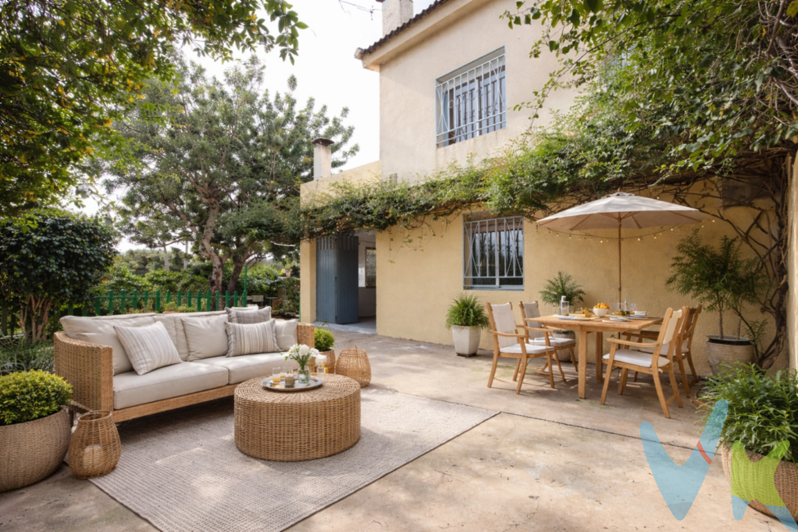 Descubre este fantástico chalet independiente en Alginet, ubicado en la tranquila y consolidada Urbanización Los Lagos, ideal para quienes buscan naturaleza, privacidad y calidad de vida a pocos minutos de todos los servicios.La vivienda se asienta sobre una amplia parcela de 1.925 m², ofreciendo espacio más que suficiente para disfrutar del aire libre, crear tu propio jardín soñado o incluso construir una piscina, ya que parte del terreno se dejó estratégicamente preparado para ello, aprovechando el desnivel natural.La propiedad cuenta con 156 m² construidos, distribuidos de la siguiente manera:Vivienda principal (108 m²) situada en primera altura, con orientación este y preciosas vistas despejadas a la montaña. Dispone de:Dos dormitorios, ambos exteriores.Baño completo.Cocina independiente con posibilidad de abrirla fácilmente al amplio salón-comedor.Luminoso salón con chimenea, que conecta directamente con una agradable terraza con vistas abiertas a la montaña.Todas las estancias son exteriores, lo que garantiza luz natural y ventilación cruzada durante todo el día.Planta baja independiente (45 m²), perfecta como vivienda auxiliar, zona de invitados o incluso para uso familiar independiente. Cuenta con:Cocina.Salón con chimenea.Un dormitorio.Baño con ducha.En el exterior encontrarás:Zona de paellero, ideal para reuniones con familia y amigos.Amplio jardín con múltiples posibilidades.Trastero para almacenaje adicional.Una vivienda con gran potencial, vistas privilegiadas y múltiples opciones de ampliación o mejora, perfecta tanto como residencia habitual como segunda vivienda para desconectar.Si buscas tranquilidad, espacio y naturaleza sin renunciar a la cercanía de la ciudad, esta es tu oportunidad. ¡Ven a visitarla! Agencia Registrada con el Nº 89 en el Registro Obligatorio de Agentes Inmobiliarios de la Comunitat Valenciana. Puede consultar en la web de la GVA:https://habitatge.gva.es/es/registres-en-materia-habitatge La oferta está sujeta a cambios de precio o retirada del mercado sin previo aviso. Este anuncio en su conjunto, incluyendo textos, fotos, imágenes o cualquier otro contenido de este, no es vinculante dado que la información es ofrecida por terceros y puede contener errores. Se muestra a título informativo y no contractual.Gastos de la compraventa a cargo de la parte compradora no incluidos en el precio del inmueble a tener en cuenta: .- ITP con carácter general en Valencia es del 10%, pudiendo corresponderle otro tipo impositivo atendiendo a sus circunstancias personales (por edad, renta o situación familiar primera vivienda habitual, etc ) previstas legalmente. *Base imponible del impuesto el mayor valor entre el precio de compraventa, la tasación o el valor de referencia catastral (en el caso que nos ocupa a ser el valor de referencia superior al de venta, se deberá tributar el ITP por el valor de referencia) .- Gastos de notaría y registro, en su caso, suelen oscilar aprox; entre 1,5% y 2,5% (aranceles variables según valor de compraventa, n.º de copias, etc ). .- Si tramita la inscripción una gestoría, deberá abonar sus honorarios más iva ( en este caso suele oscilar entre los 250EUR y los 400EUR + iva). .- Honorarios de mediación inmobiliaria a cargo del comprador del 3% del precio final de venta más IVA (21%), salvo otro pacto. Por mandato expreso del propietario, comercializamos este inmueble en exclusiva, lo que le garantiza el acceso a toda la información, a un servicio de calidad, un trato fácil, sencillo y sin interferencias de terceros. Por este motivo, se ruega no molestar al propietario, a los ocupantes de la propiedad o a los vecinos. Muchas gracias por su comprensión. Si usted es agente inmobiliario y tiene un cliente para este inmueble, llámenos: estaremos encantados de colaborar.Se informa al consumidor que la agencia actúa como intermediaria inmobiliaria en la operación, estando cualquier eventual compraventa y sus condiciones sujeta a la aceptación expresa del propietario-vendedor y a la posterior formalización del correspondiente contrato. 