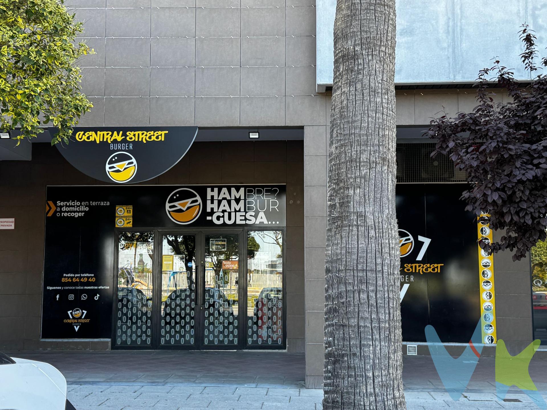 INVERSIÓN SEGURA EN ENTRENUCLEOS – LOCAL CON RENTABILIDAD DESDE EL PRIMER DÍA. Oportunidad única para inversores que buscan rentabilidad inmediata y estabilidad. Se ofrece en venta este local destinado a actividad de restauración tipo burger, situado en Entrenúcleos (Dos Hermanas), una de las zonas con mayor crecimiento, demanda y proyección de la provincia. El inmueble se encuentra actualmente alquilado por 700 €/mes, generando ingresos desde el primer momento, con un contrato en vigor al que le restan 3 años, lo que aporta tranquilidad y previsión al inversor.  Características del local:. Distribuido en zona de atención al público, cocina completamente habilitada, almacén y 2 baños. Negocio en funcionamiento, adaptado a normativa. Ubicado en entorno consolidado, con alta afluencia y rodeado de viviendas de reciente construcción. Excelente visibilidad y fácil acceso. Según el descriptivo gráfico catastral, el local se ubica en una parcela urbana con uso comercial y construcción del año 2012, dentro de un entorno moderno y en expansión.  ¿Por qué es una buena inversión?. Rentabilidad desde el minuto uno (sin periodos de carencia). Zona en pleno crecimiento → mayor revalorización futura. Negocio implantado y funcionando. Inquilino con contrato vigente → estabilidad garantizada. IMPORTANTE. En cumplimiento de las obligaciones de información previstas Disp. final 3ª de la Ley 10/2025, de 28 de diciembre, de servicios de atención a la clientela y transparencia, así como en la normativa sectorial vigente, y RD 218/2005 de Inf. de la Junta de Andalucía, el precio indicado no incluye los gastos e impuestos inherentes a la adquisición, los cuales se desglosan estimados o con posibilidad de calcularlos a continuación; los gastos más ajustados serán dados en el D.I.A. en la visita a inmuebles, o antes. *Gastos de Notaría: La Minuta se calculará según al arancel notarial oficial: Anexo I, del Real Decreto 1426/1989, de 17 de noviembre. Enlace: notariared.com/calculadora-gastos-compra-vivienda/. *Gastos de Registro de la Propiedad: La inscripción se facturará según el arancel oficial: ANEXO I, del Real Decreto 1427/1989, de 17 de noviembre. Igual enlace anterior. *Gastos de Gestión (Gestoría): Los honorarios por la tramitación administrativa, liquidación de impuestos e inscripción registral ascienden de forma estimativa a [363 € aprox.] (IVA incluido), aunque depende de cada caso, y su dificultad. *Honorarios Agencia del Vendedor: incluidos en el PVP. *Honorarios Agencia del comprador: La agencia prestará los servicios de información, asesoramiento y acompañamiento previstos en el Encargo de Servicios y en el D.I.A. Si solicita servicios adicionales o personalizados, sus honorarios serán informados previamente, de forma individualizada y por escrito, conforme a la libertad de pactos y a la normativa vigente. *Si necesita Financiación, su banco le informará. *Impuesto sobre Transmisiones Patrimoniales (ITP): Se aplicará el tipo impositivo vigente en Andalucía (generalmente el 7%, sin perjuicio de tipos reducidos del 2,5% etc, aplicables según las circunstancias personales del comprador o las características del inmueble). El impuesto se devenga sobre el superior entre: 1.- Valor de Referencia de Catastro; y 2.- Precio de venta. Puede calcular su situación personal en el portal oficial de la A.T. de Andalucía. enlace: juntadeandalucia.es/organismos/economiahaciendayfondoseuropeos/areas/tributos-juego/tributos/paginas/impuestos-cedidos-transmisiones.html.