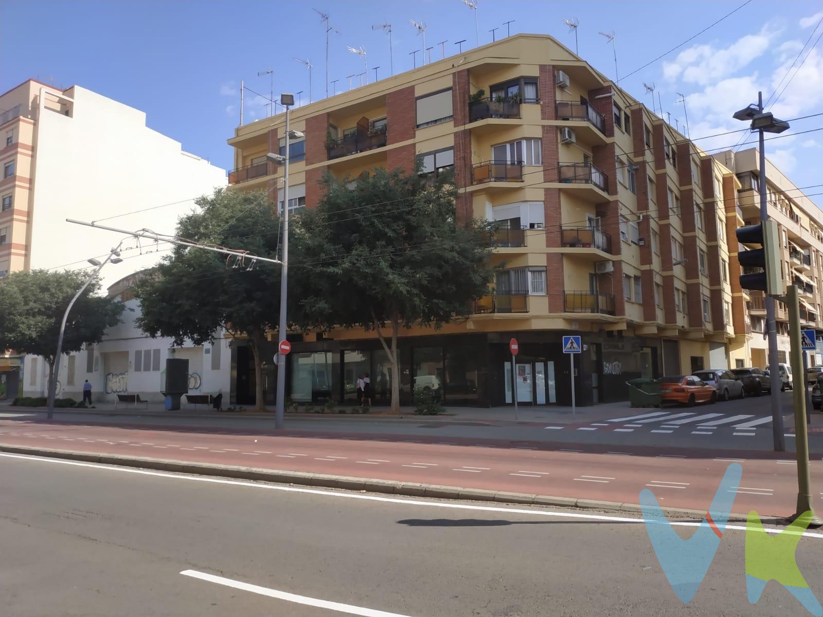 Este amplio local comercial cuenta con un total de 1.140 m2, distribuidos en dos espacios independientes: uno destinado a oficina bancaria con instalaciones completas y cristales de seguridad; el otro espacio funciona como taller y tiene acceso a un patio exterior de 441 m2. Su ubicación estratégica lo convierte en una opción ideal para cualquier tipo de actividad comercial o incluso para convertirlo en parking público u otras instalaciones complementarias previa autorización correspondiente. Con su proximidad al Corte Inglés, la estación y la Universidad Jaume I (UJI), lo que significa una alta visibilidad y fácil acceso para los clientes y también hay una amplia gama de servicios y comodidades disponibles en el centro, lo que hace que sea conveniente para los propietarios de negocios y empleados. Este local ofrece todo lo necesario para destacar entre la competencia. ¡No pierdas esta oportunidad única!.  Ven a visitarnos. Este inmueble es en exclusiva, con lo que le facilitamos cualquier información sobre la vivienda. Por este motivo, solicitamos no molesten al propietario, ocupantes de la propiedad, vecinos o conserje de la comunidad. En todos los casos los precios expuestos son más impuestos y gastos derivados de la transmisión del inmueble. . 