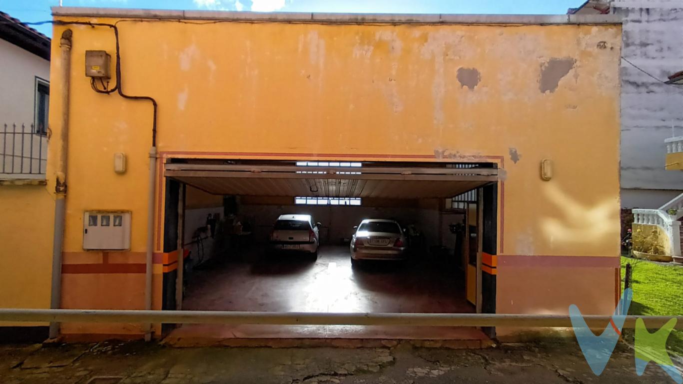  VENTA de GARAJE -ALMACÉN de 97 m2 en pleno CENTRO DE SARON, sobre suelo urbano lo que permite ampliar en altura.Cuenta con una pequeña oficina. En perfecto estado , suelo de gres, suministros dados de alta. Gran portón de entrada con puerta peatonal incorporada.¡¡LLÁMENOS PARA QUE LE DEMOS TODOS LOS DETALLES!!Los precios mostrados no incluyen impuestos, gastos de compraventa ni financiación.