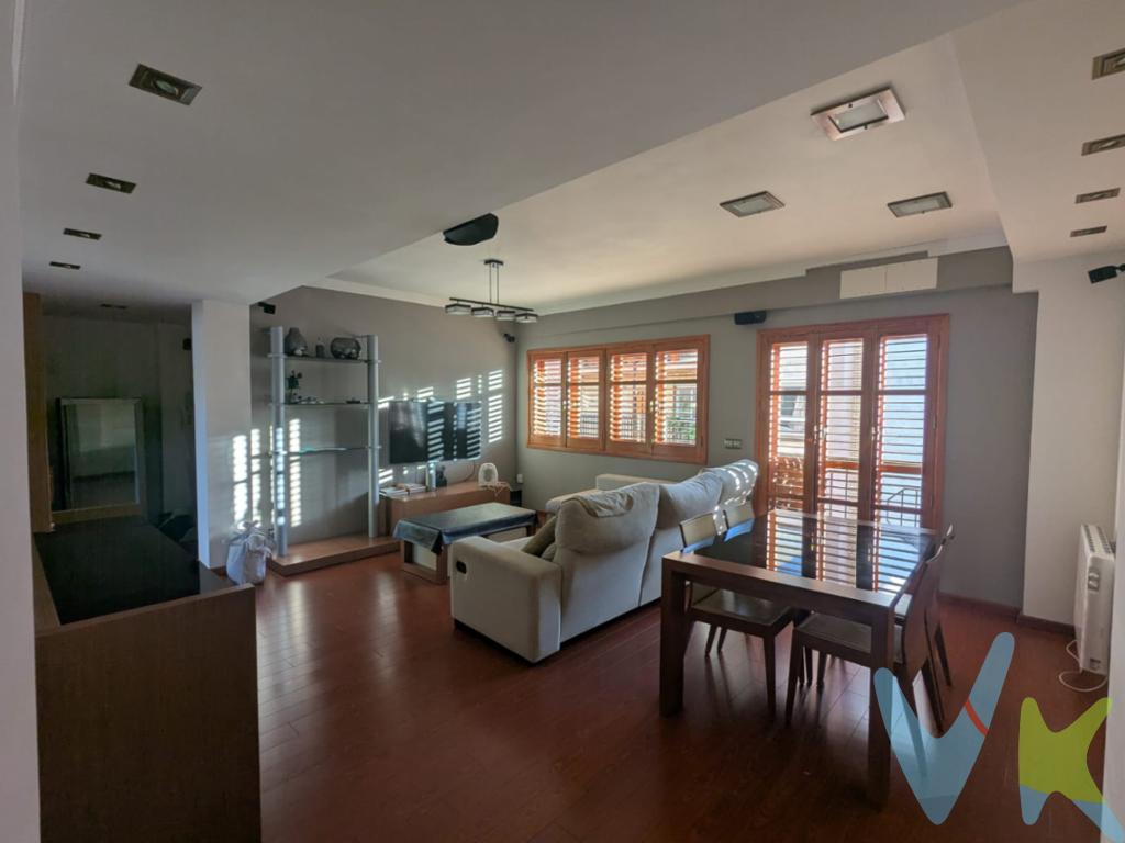 ¿Buscas el hogar perfecto para ti y tu familia? Presentamos este encantador ático en venta, ideal para quienes valoran el espacio y la comodidad. Situado en la acogedora localidad de Foios, esta propiedad combina amplitud, luminosidad y una ubicación inmejorable. Se trata de un ático excepcional ubicado en la segunda planta de un edificio con historia y solidez, construido en 1977, que mantiene su carácter original y al mismo tiempo ofrece las comodidades necesarias para el día a día.Con 121 metros cuadrados construidos y una amplia terraza con vistas depejadas, este inmueble te ofrece un espacio generoso para adaptarlo a tus necesidades. Cuatro elegantes habitaciones proporcionan el ambiente perfecto para el descanso y la privacidad de todos los miembros de la familia. Amplios ventanales permiten que la luz natural inunde todas las estancias, creando un ambiente cálido y acogedor.El salón, amplio y diáfano, es ideal para reuniones familiares o momentos de relax, y se conecta directamente con un encantador balcón. Una cocina independiente, bien distribuida, amplia y funcional, ofrece el espacio perfecto para los amantes de la gastronomía. Además, su diseño permite moverse con comodidad y eficiencia durante la preparación de deliciosas comidas. Junto a ella, una terraza contiguo permite disfrutar de agradables momentos en familia o con amigos, convirtiendo cada comida en una ocasión especial.La ubicación es otro de los aspectos destacados de esta vivienda. A pocos minutos a pie encontrarás una estación de metro, facilitando tus desplazamientos hacia el centro de la ciudad o cualquier otro destino. La infraestructura de la zona está perfectamente equipada para satisfacer todas tus necesidades diarias, con supermercados, colegios y servicios de salud cerca. Los parques y espacios verdes en las proximidades son perfectos para practicar deporte al aire libre o para relajarse en contacto con la naturaleza.Este piso es la oportunidad ideal para quienes buscan un hogar definitivo donde comenzar una nueva etapa. Si deseas un entorno espacioso, bien comunicado y con todas las características necesarias para disfrutar al máximo cada día, no dejes pasar esta oportunidad. Te invitamos a conocer esta magnífica propiedad personalmente y a dejarte envolver por su inconfundible encanto. No dudes en contactarnos para obtener más información o programar una visita. Estamos seguros de que te sorprenderá.¡Ven a descubrir la casa de tus sueños en Foios, donde cada espacio y cada detalle han sido pensados para el bienestar y la satisfacción de los futuros propietarios! 