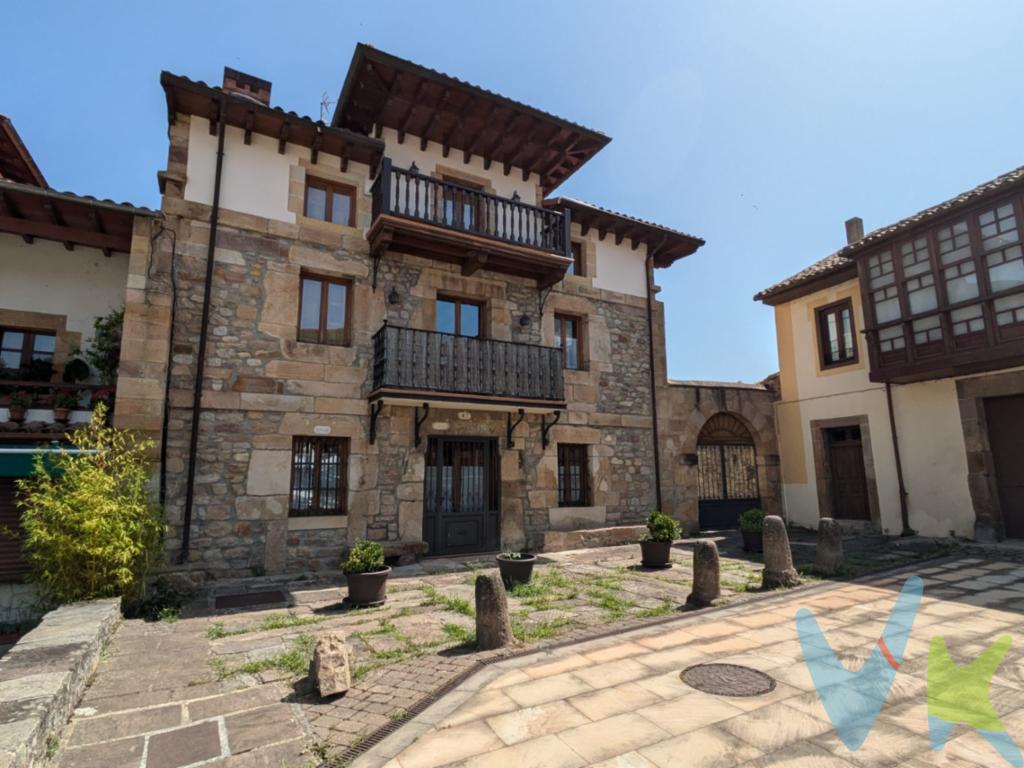 En el corazón de Bárcena de Pie de Concha, entre la serenidad de la montaña  y no lejos del mar Cantábrico, se encuentra este encantador edificio histórico rehabilitado con mimo y respeto por su esencia.  Una antigua casa de postas del año 1818, que tras su cuidada restauración en 2004, conserva la solidez y belleza de su arquitectura montañesa: piedra de sillería, vigas de madera y muros que respiran historia.El entorno lo convierte en un lugar privilegiado para quienes buscan naturaleza y calidad de vida. A tan solo unos minutos de los principales accesos, este rincón cántabro permite disfrutar tanto de las playas del litoral como de las pistas de esquí, pasando por un sinfín de rutas naturales perfectas para senderismo, bicicleta o simplemente para desconectar.Y dentro de este maravilloso conjunto te presentamos una vivienda con alma.Este apartamento es una verdadera joya para quienes valoran la luminosidad, la calidez de los interiores y el contacto visual con la naturaleza. Desde sus ventanas se disfruta de una panorámica privilegiada al Pico Jano, un espectáculo verde que cambia con cada estación.La vivienda cuenta con un salón con cocina americana, ideal para compartir momentos en un espacio diáfano y funcional, un amplio dormitorio que invita al descanso y un cuarto de baño completo, todo pensado para el confort diario. Además, se incluye una plaza de aparcamiento dentro del recinto del edificio, un valor añadido para disfrutar sin preocupaciones.Un apartamento perfecto como segunda residencia, inversión turística o lugar donde empezar una nueva etapa.Si sueñas con un rincón natural, con encanto y bien conectado este puede ser tu lugar. Contáctanos para más información o agendar una visita.Los precios mostrados no incluyen impuestos. Honorarios al comprador 1.000EUR