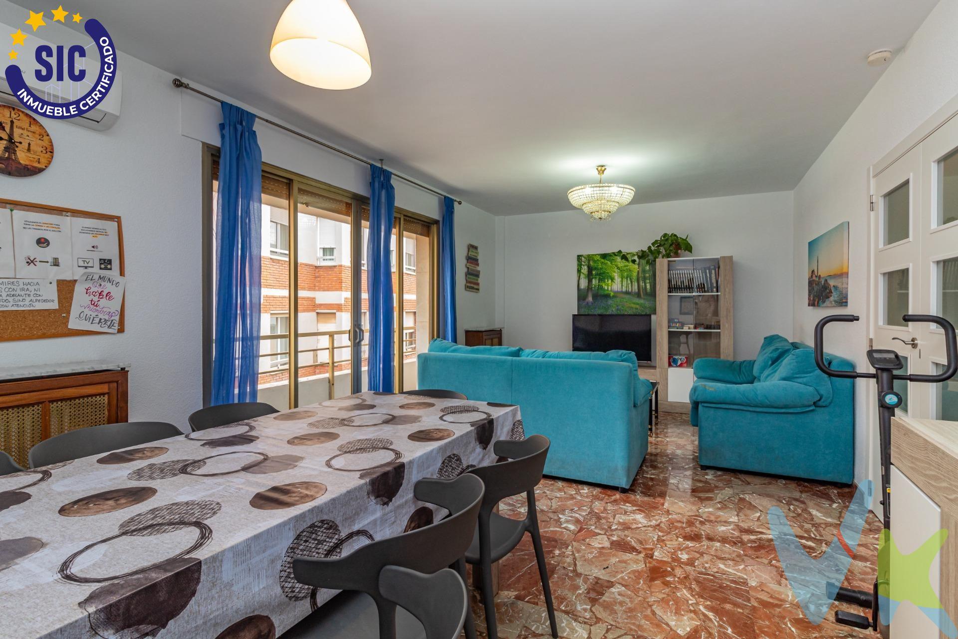 Impresionante piso en el centro de Castellón – ¡Ideal para familias o inversión!. Actualmente hay inquilinos, lo que puede ser una opción ideal para quienes busquen una inversión con rentabilidad inmediata. Espacioso y luminoso piso de 165 m² en pleno centro de Castellón, una propiedad que destaca por su amplitud y comodidad. Con cinco amplias habitaciones dobles, es perfecto tanto para familias que buscan espacio como para quienes desean una excelente oportunidad de inversión. La cocina está completamente equipada y  con despensa se conecta de manera fluida con un amplio salón de 19 m², ideal para disfrutar de momentos de calidad. La vivienda cuenta con dos baños completos y un aseo, ofreciendo la comodidad que necesitas en tu día a día. Su orientación norte-sur garantiza abundante luz natural durante gran parte del día, creando un ambiente cálido y acogedor. Además, podrás disfrutar de aire acondicionado mediante un split en el salón, perfecto para los días de calor, así como de radiadores calefactores  de gas natural para los momentos más fríos. La propiedad incluye detalles que marcan la diferencia: armarios empotrados para optimizar el espacio, un balcón perfecto para relajarte al final del día, y una galería adicional de 3,50 m² que puedes destinar a lavandería o zona extra de almacenamiento. Además, incluye plaza de parking, lo que te permitirá mayor comodidad en tu día a día. Su ubicación es inmejorable, rodeada de todos los servicios necesarios: centros médicos, colegios, supermercados etc.. No dudes en contactarnos para más información o para agendar tu visita. (*) Cláusula de Transparencia y Desglose de Gastos. En cumplimiento de las obligaciones de información previstas en la Ley 10/2025, de 28 de diciembre, de servicios de atención a la clientela y transparencia, así como en la normativa sectorial vigente, se hace constar que el precio indicado no incluye los gastos e impuestos inherentes a la adquisición, los cuales se desglosan a continuación:. - Impuesto sobre Transmisiones Patrimoniales (ITP): Se aplicará el tipo impositivo vigente en la Comunidad Valenciana, generalmente el 10%, sin perjuicio de tipos reducidos aplicables según las circunstancias personales del comprador o las características del inmueble. El impuesto se devenga sobre el Valor de Referencia Catastral o el precio de venta, aquel que resulte superior. Para una información exhaustiva sobre el funcionamiento, tipos impositivos y bonificaciones del ITP, puede consultar el portal oficial de la Agencia Tributaria autonómica en el siguiente enlace: www.atv.gva.es/es/itpajd. - Gastos de Notaría: Los honorarios notariales se calcularán conforme al arancel oficial regulado en el Anexo I, del Real Decreto 1426/1989, de 17 de noviembre, por el que se aprueba el arancel Notarial. - Gastos de Registro: La inscripción en el Registro de la Propiedad se facturará según el arancel oficial establecido en el Anexo I, del Real Decreto 1427/1989, de 17 de noviembre, por el que se aprueba el arancel de los Registradores de la Propiedad. - Gastos de Gestión: Los honorarios por la tramitación administrativa, liquidación de impuestos e inscripción registral, en el supuesto de ser a cargo de la agencia inmobiliaria, ascienden a 302,50 € (IVA incluido). - Honorarios Agencia del Vendedor: incluidos en el precio publicado. - Honorarios Agencia del Comprador: Se informa que eventualmente podrían existir honorarios profesionales a cargo del adquirente, en aquellos casos en que se hubieran contratado previamente los servicios específicos del encargo de compra y en ningún caso estarán vinculados al precio.