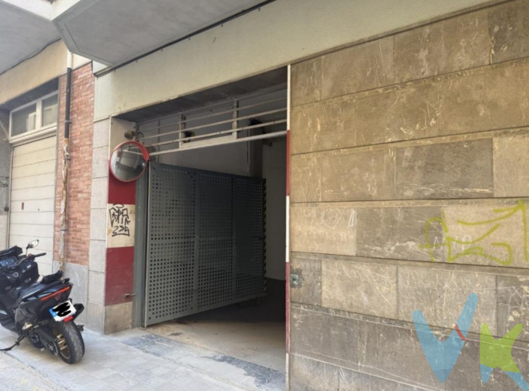 Se ofrece en venta una plaza de aparcamiento situada en la planta sótano -1 de un edificio residencial consolidado en el Pasaje de Vilella i Puig de Reus (Zona Niloga), una zona urbana céntrica con muy pocas plazas de aparcamiento disponibles.La plaza dispone de una superficie útil de aparcamiento de unos 15 m², con un espacio privativo generoso que permite aparcar cómodamente turismos de tamaño medio y grande. El pavimento es de hormigón con marcas viales amarillas que delimitan claramente el espacio, y la altura libre es la habitual en aparcamientos subterráneos de edificios de su época.El acceso al parking se realiza desde la calle mediante puerta metálica de apertura automática, con rampa de acceso de pendiente suave y acabado antideslizante que garantiza la seguridad en todo momento. El interior cuenta con iluminación artificial y sistema de protección contra incendios, cumpliendo con todas las medidas de seguridad exigidas.La plaza forma parte de un aparcamiento comunitario en régimen de propiedad horizontal, con una cuota de participación del 0,62% sobre los elementos comunes de la finca.El precio indicado corresponde al PVP (Precio de Venta al Público).Los gastos adicionales derivados de la compraventa como los de notaría, registro de la propiedad e Impuesto de Transmisiones Patrimoniales (ITP)no están incluidos en el PVP (Precio Venta Público). Estos gastos pueden variar según el precio final de la operación y la normativa aplicable, ya que se calculan sobre la base imponible del valor de transmisión del inmueble. API: 659 AICAT: 2268 ANTONIO MIGUEL GIL LLABERIA  - VIVENDEX REUS PARTNERS SL