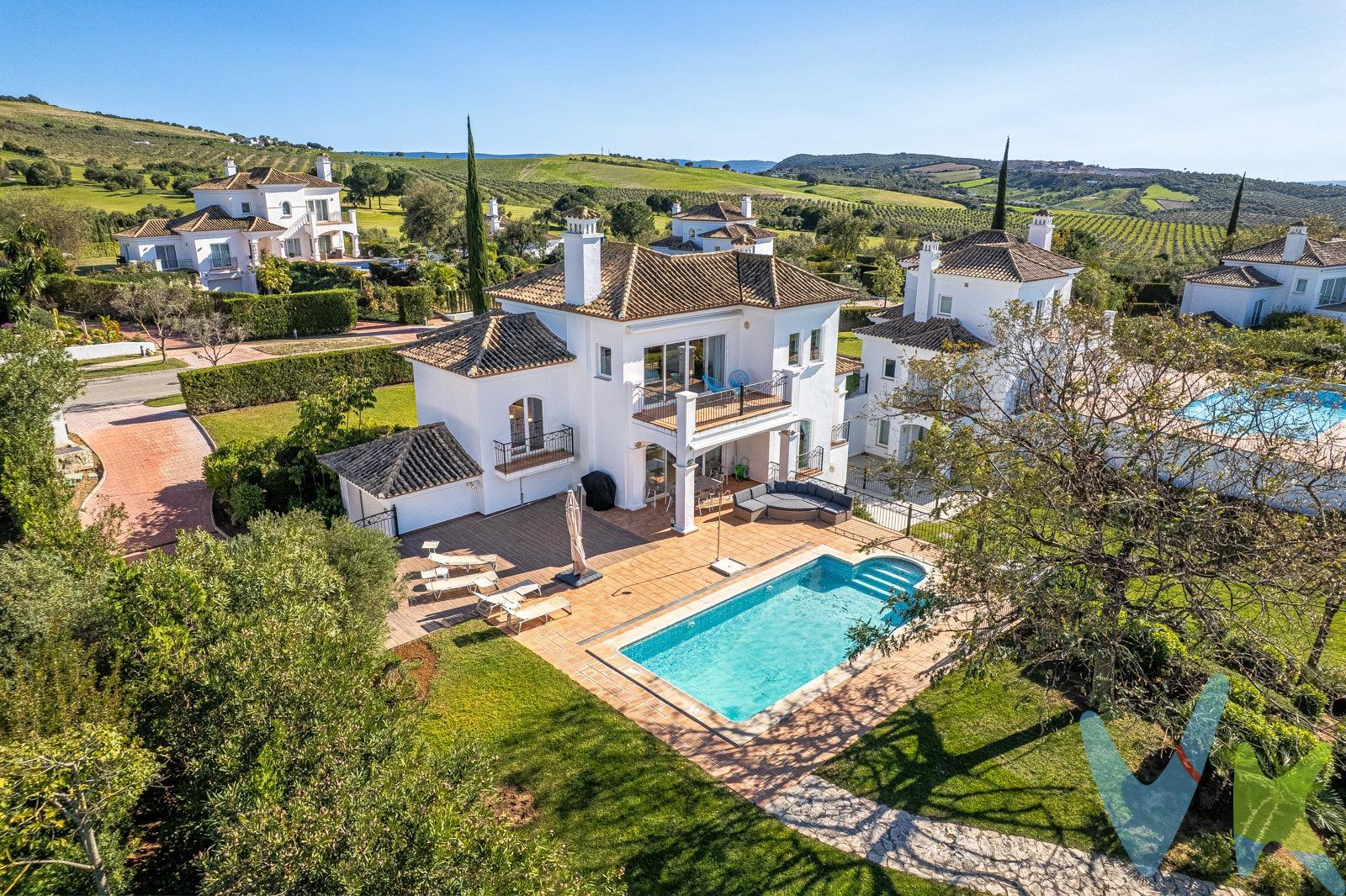 Se vende villa lujosa con vistas panorámicas en el complejo Arcos Gardens Golf [amp;] Country Estate. La vivienda tiene 276 m2 construidos en una parcela de 1363 m2. Cuenta con 3 plantas, semisótano y entre planta. En la planta de acceso se encuentra un gran salon con acceso a la piscina, comedor, cocina equipada y un balcón. La entreplanta tiene un dormitorio con vistas a la piscina y cuarto de baño. La primera planta tiene el dormitorio principal con una maravillosas vistas al paisaje y Arcos de la Frontera. Además tiene un cuarto de baño y pasillo con armarios empotrados. En el semisótano se encuentra un garaje amplio. El sótano tiene 3 habitaciones, un cuarto de baño y un cuarto de lavado. En el exterior hay un jardín muy cuidado con piscina privada de 4m x 8m y acceso por un caminito al campo de golf.  . La vivienda tiene A/C y calefacción central. Los cuartos de baños tienen suelo radiante eléctrico. En en salon, comedor y los dormitorios hay radiadores que están conectados con un depósito de agua de 300l, el deposito se calienta con placas solares y un termo de gas. . No pierdas la oportunidad de visitarlo, contacta con Costa Luz Homes!. Informamos a nuestros clientes de que los gastos de notaría, registro, gestoría, impuestos y los honorarios de la agencia no están incluidos en el precio. A su vez, disponemos del documento informativo abreviado de la propiedad (según decreto 218/2005, del 11 de octubre) y de seguro de caución, para la protección del dinero entregado como señal para la reserva de una vivienda.