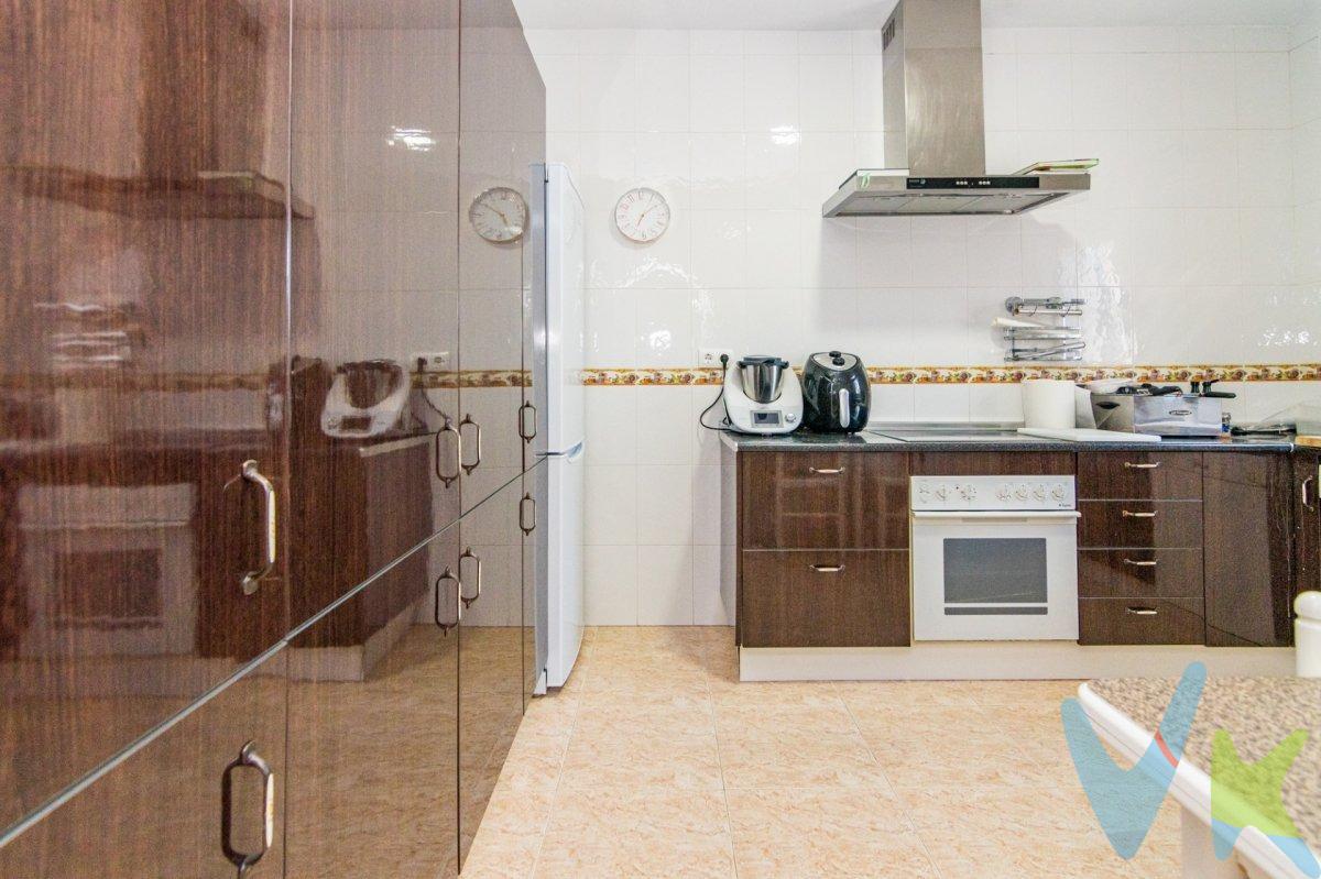 ¡Bienvenido al sueño de todo artesano! Esta impresionante propiedad combina lo mejor del hogar y el espacio laboral. Con una amplia nave industrial completamente equipada, este majestuoso chalet-nave es perfecto para carpinteros, herreros u otros oficios manuales que buscan trabajar desde casa sin comprometer su privacidad. La acogedora casa ofrece todas las comodidades necesarias para disfrutar del máximo confort familiar; ¡No tendrás que sacrificar nada por tenerlo todo! Con entradas independientes a cada área, podrás mantener separados los espacios según tus deseos y asegurarte la tranquilidad mientras trabajas o descansas. Además, tienes suministros eléctricos independientes con acceso trifásico a 380V dentro de la propia navegación te permitirá manejar tu negocio como siempre has querido hacerlo sin limitaciones insuficientes. 🏡🔨✨. Comercializamos este inmueble en exclusiva, lo que le garantiza el acceso a toda la información y un servicio de calidad. En cumplimiento del Decreto de la Junta de Andalucía 218/2005 del 11 de Octubre, se informa al cliente que los gastos notariales, registrales, ITP y otros gastos inherentes a la compraventa no están incluidos en el precio. Igualmente disponemos del Documento Informativo Abreviado de la Propiedad (D.I.A) , y de un Seguro de Caución para garantizar las cantidades entregadas a nuestra Agencia en concepto de Reserva y/o Arras.