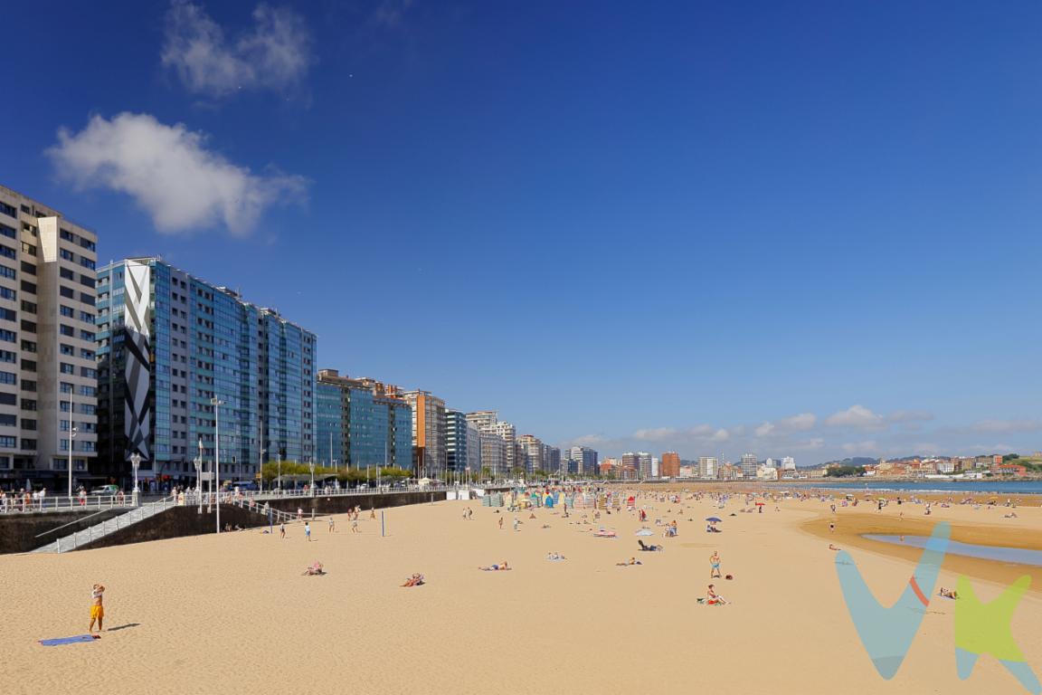 Exclusiva vivienda situada en un edificio en primera línea de la Playa de San Lorenzo  GijónEspectacular piso de 235 m², totalmente reformado en 2020, ubicado en una de las zonas más cotizadas de Gijón, con vistas directas al mar y una amplitud excepcional.La vivienda cuenta con 4 dormitorios, con posibilidad de un quinto, 3 baños (uno de ellos en suite en la habitación principal), y 4 armarios empotrados. El gran salón con vistas frontales a la Playa de San Lorenzo ofrece un espacio luminoso y versátil, ideal para disfrutar del entorno privilegiado.La suite principal dispone de un práctico y coqueto vestidor y baño privado. La cocina amplia y moderna incluye una práctica terraza-lavandería tendal , aportando funcionalidad y comodidad al día a día.Reforma integral ( 2020)  con excelentes calidades, distribución cómoda y estancias amplias. Un piso único en Gijón por su ubicación frente al mar, su estado impecable y sus generosos metros.Posibilidad de alquiler de dos plazas de garaje en el mismo edificio.Una oportunidad excepcional para quienes buscan una vivienda exclusiva frente al mar.Este exclusivo piso en una verdadera oportunidad para una familia que quiera vivir en la mejor zona de Gijón , en un hogar con amplitud de espacios, ambientes de revista y sin tener que realizar ningún tipo de reforma.No lo dude, no durará mucho en el mercado inmobiliario por la poca oferta que hay de este tipo de propiedades. Gastos e impuestos no incluidos en el precio. A título orientativo, en segundas transmisiones, el comprador abonará el Impuesto sobre Transmisiones Patrimoniales (ITP). Para consultar los porcentajes del ITP en Asturias puede hacerlo a través de la web oficial de servicios tributarios del Principado de Asturias https://sede.tributasenasturias.es/sites/sede/default/es_ES/Que-quieres-hacer/Transmisiones-Patrimoniales-y-AJD. La base imponible será el mayor valor entre precio de compraventa, tasación o valor de referencia catastral. Gastos de notaría y registro según aranceles variables según precio, número de copias y complejidad.El comprador escoge libremente notario. El vendedor asume la plusvalía y el resto de gastos son del comprador. Si se precisa hipoteca: Tasación, condiciones y costes bancarios según entidad elegida por el comprador; así como los gastos de gestoría y cualesquiera otros inherentes a la formalización de la compraventa. De acuerdo con la ley, no se incluyen en el precio otros gastos o tributos que legalmente correspondan al comprador. Honorarios de intermediación inmobiliaria a cargo del vendedor.El consumidor tiene derecho, conforme a la normativa vigente, a disponer de información y documentación adicional relativa al inmueble y condiciones de la compraventa, accesible en la sede física de la Agencia Domingo en Avenida Hermanos Felgueroso 1 o Marqués de casa Valdés 7 bajo, de Gijón, o a través del correo electrónico info@agenciadomingo.com. La agencia actúa exclusivamente como intermediaria en la operación. Cualquier compraventa y sus condiciones quedan sujetas en todo caso a la aceptación expresa del vendedor del inmueble y a la posterior formalización del correspondiente contrato. El presente anuncio tiene carácter meramente informativo; la información suministrada se corresponde con la disponible a la fecha de publicación, pudiendo variar en función de las circunstancias o actualizaciones legales, contractuales y fiscales.