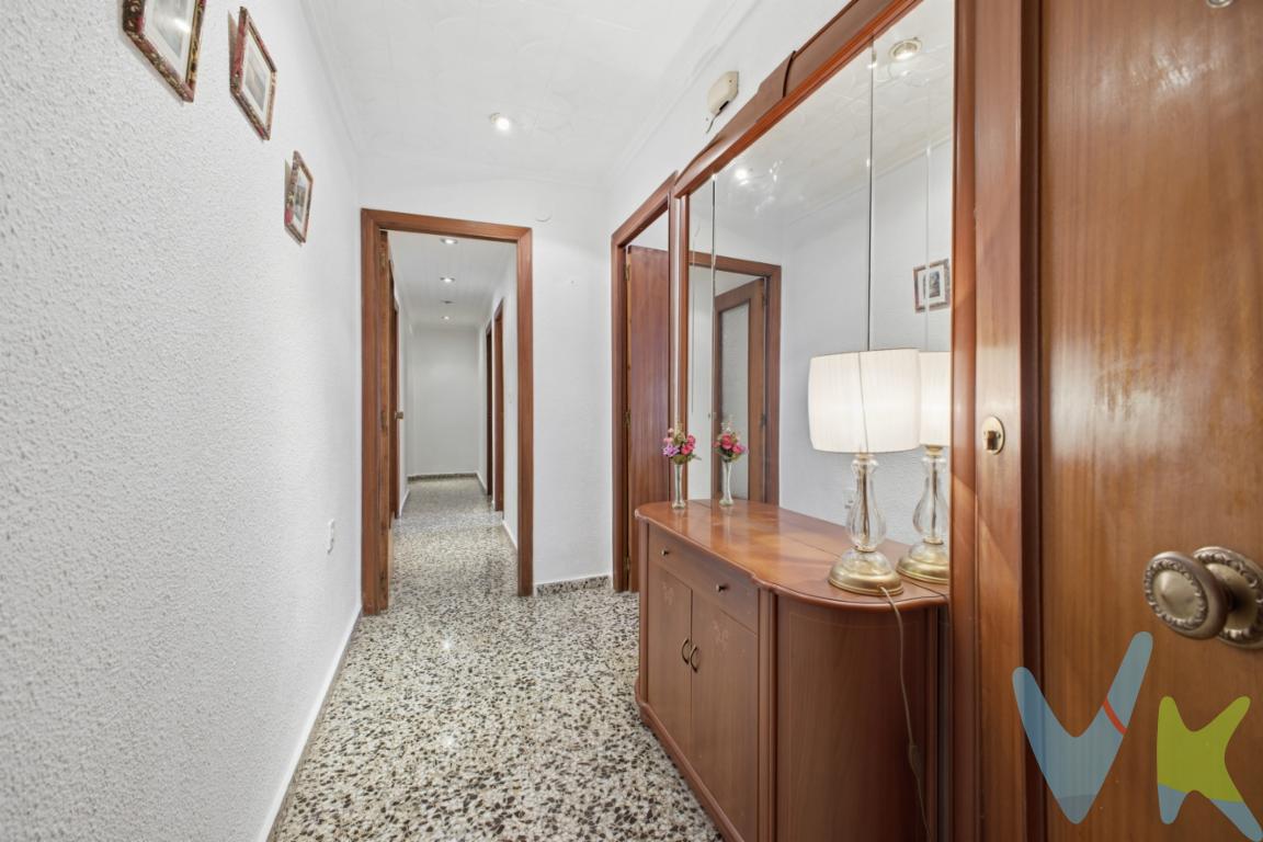 Oportunidad Única: Amplio piso en zona con todos los servicios.Presentamos esta  propiedad en venta ubicada en zona Blasco Ibañez  de Alaquas.Este espacioso piso, situado en la planta 2 de un edificio con ascensor construido en 1978 ofrece una distribución óptima con ventilación cruzada.Sus 90 metros útiles, y un total de 98 metros construidos, se traducen en un espacio ideal para toda la familia.Este encantador inmueble cuenta con cuatro amplias habitaciones, proporcionando un sinfín de posibilidades para su uso , cada estancia es un lienzo en blanco esperando ser adaptado a sus necesidades. El salón-comedor de buen tamaño perfecto para relajarse o disfrutar con amigos y familiares. desde aquí, se accede a un encantador balcón que se convierte en un espacio adicional para aprovechar al máximo los días soleados o simplemente disfrutar de las vistas .La cocina, amplia y funcional , con salida a  galería acristalada .Este piso destaca por su ubicación estratégica.  la proximidad a la estación de tren y las paradas de autobús facilita la movilidad diaria, conectando de manera eficiente con el resto de la ciudad. La zona es conocida por su tranquilidad y excelente accesibilidad a servicios como supermercados, centros de salud, colegios y espacios de ocio; haciendo de este lugar una opción ideal para quienes buscan una combinación de confort y comodidad. Para más información no dude en contactarnos, estaremos encantados de  poder ayudarte.!!   Gastos, Impuestos y Honorarios de Agencia Inmobiliaria no incluidos en el precio. Por mandato expreso del Propietario este Inmueble lo comercializamos en régimen de exclusiva. Nuestros asesores le facilitarán toda la información que precise, por lo que le rogamos no moleste al propietario o a los vecinos. Si usted es una Agencia Inmobiliaria y tiene un cliente interesado póngase en contacto con nosotros y estaremos encantados de colaborar.La descripción del presente inmueble e imágenes tienen carácter meramente informativo y en ningún caso carácter contractual, pudiendo ser modificados por la agencia inmobiliaria sin que ello implique responsabilidad alguna frente a terceros.