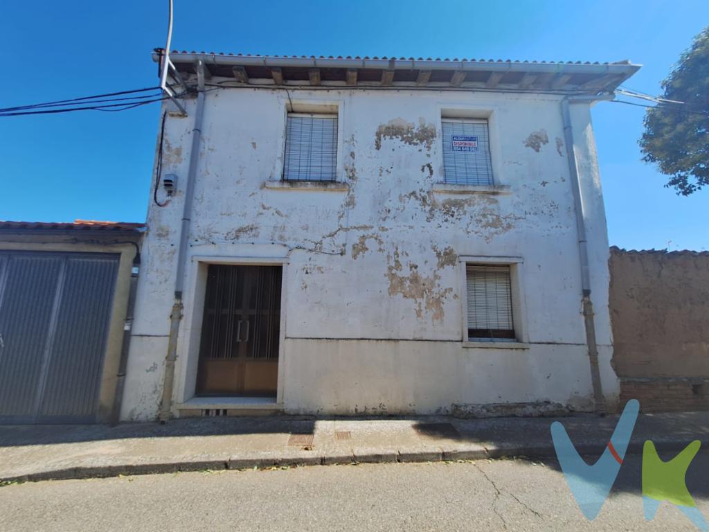 Descubre esta casa en venta situada en el encantador municipio de Sahagún. Se vende amplia casa familiar para reformar. El tejado ha sido recientemente renovado, pero el interior requiere una renovación completa. En la planta baja, cuenta con espacio suficiente para destinarlo a una cocina, salón, habitación, baño completo y bodega y en la parte superior dispone de una gran superficie para tener cuatro habitaciones y un baño. Este hogar se presenta como una opción ideal para familias numerosas o para aquellos que buscan disponer de espacios adicionales para trabajar desde casa, dedicarse a sus aficiones o recibir visitas con comodidad.  Ubicada estratégicamente en Sahagún centro del Camino de Santiago, esta casa cuenta con conexiones de transporte, con tren y autobús, facilitando los desplazamientos, haciéndola ideal para quienes buscan una casa bien comunicada sin sacrificar la tranquilidad de un entorno residencial. En el exterior, el entorno de la vivienda es otra de sus grandes virtudes, ya que tiene un patio trasero ideal en el buen tiempo para relajarse al aire libre, alegrarse los días de primavera y verano, realizando meriendas con familia o amigos con los que disfrutarlo. Sahagún es conocido por su tranquilidad y belleza, con un ambiente que invita al paseo y a disfrutar de la vida al aire libre. Además de ser un enclave residencial apacible, proporciona todas las comodidades necesarias, con servicios cercanos que facilitan la vida diaria: centro médico, farmacias, supermercados, bancos, veterinarios, bares, restaurantes, colegio e instituto, piscinas municipales y una gran área recreativa. ¡No pierdas esta oportunidad de crear la casa de tus sueños en un entorno tranquilo!  En el precio del inmueble no se incluyen los gastos de Notaría, Registro e Impuestos asociados a la operación. 