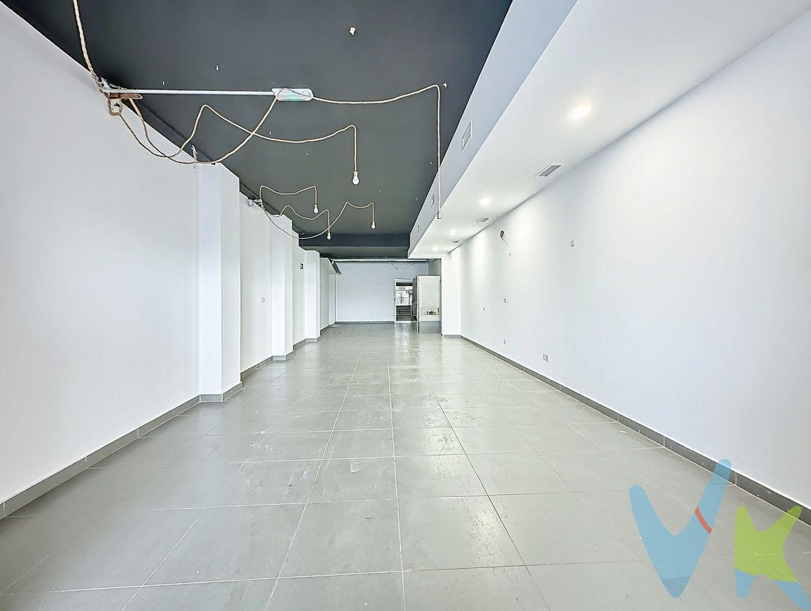 Si busca un local comercial amplio, versátil y con excelente visibilidad, este inmueble representa una oportunidad ideal para implantar o ampliar cualquier actividad orientada a la atención al público, servicios, retail o uso mixto. Ideal también para un supermercado express. Características del local. Superficie total: 415 m² en una sola planta, diáfana y funcional, con múltiples posibilidades de distribución. Fachada comercial: 10 metros lineales totalmente acristalados, que garantizan una excelente exposición, iluminación natural y presencia de marca. Equipamiento técnico: salida de humos profesional y sistema de persianas automáticas. Zona exterior: patio posterior privado, con diferentes opciones de uso como apoyo operativo, zona técnica o área auxiliar. Configuración y potencial del espacio. El local destaca por su distribución eficiente, que permite adaptar el espacio a distintos modelos de negocio o dividirlo en áreas independientes según las necesidades de la actividad:. 1. Zona principal de atención al público o exposición Espacio amplio y representativo, ideal para comercio, showroom, atención comercial o servicios. 2. Zona operativa o técnica Área preparada para actividades que requieran instalaciones específicas o espacio de trabajo interno. 3. Infraestructura de personal Vestuarios y dos aseos completos, ya integrados en el local. Ventajas clave del inmueble. Ubicación consolidada, en un entorno con alto tránsito peatonal y actividad comercial estable. Alta versatilidad de uso, apto para comercio, servicios profesionales, restauración, exposición o actividades híbridas. Excelente visibilidad, gracias a su amplia fachada acristalada. Posibilidad de división en dos locales comerciales independientes, ya que se trata de dos fincas unidas, cada una con su propia finca registral y referencia catastral. Un local con gran potencial para desarrollar un proyecto comercial sólido y escalable en una de las zonas con mayor dinamismo de la ciudad. VENTA:. PVP 395.000€.  Gastos e impuestos no incluidos en el precio. La compra conlleva impuestos y gastos de formalización para el comprador. A título orientativo se informa que en segundas transmisiones el ITP con carácter general en  Valencia es del 9%, pudiendo existir otros tipos impositivos atendiendo a las circunstancias  personales del comprador u otras circunstancias previstas legalmente. Base imponible del impuesto el mayor valor entre el precio de compraventa, la tasación o el valor de referencia catastral. En cuanto a los gastos de notaría y registro, en su caso,  suelen oscilar aprox; entre 1,5% y 2,5% (aranceles variables según precio, n.º de copias y complejidad). El comprador elige notario. Si el comprador precisase de hipoteca: tasación, condiciones y costes bancarios serán según entidad elegida por el comprador, así como los gastos de gestoría, y cualesquiera otros gastos inherentes a la formalización de la compraventa que legalmente correspondan a la parte compradora, salvo pacto expreso en contrario con el vendedor. El consumidor tiene, conforme a la normativa vigente, a su disposición información y documentación adicional relativa al inmueble y condiciones de la compraventa, que podrá ser consultada en C/Joaquín Costa 4, bajo 46005 Valencia o urbe2@remax.es. Honorarios de mediación inmobiliaria a cargo del  COMPRADOR: (3% del precio final de venta más IVA (21%), salvo otro pacto.); y de VENDEDOR (según acuerdo con el mismo). . Se informa al consumidor que la agencia actúa como intermediaria inmobiliaria en la operación, estando cualquier eventual compraventa y sus condiciones sujeta a la aceptación expresa del propietario-vendedor y a la posterior formalización del correspondiente contrato.
