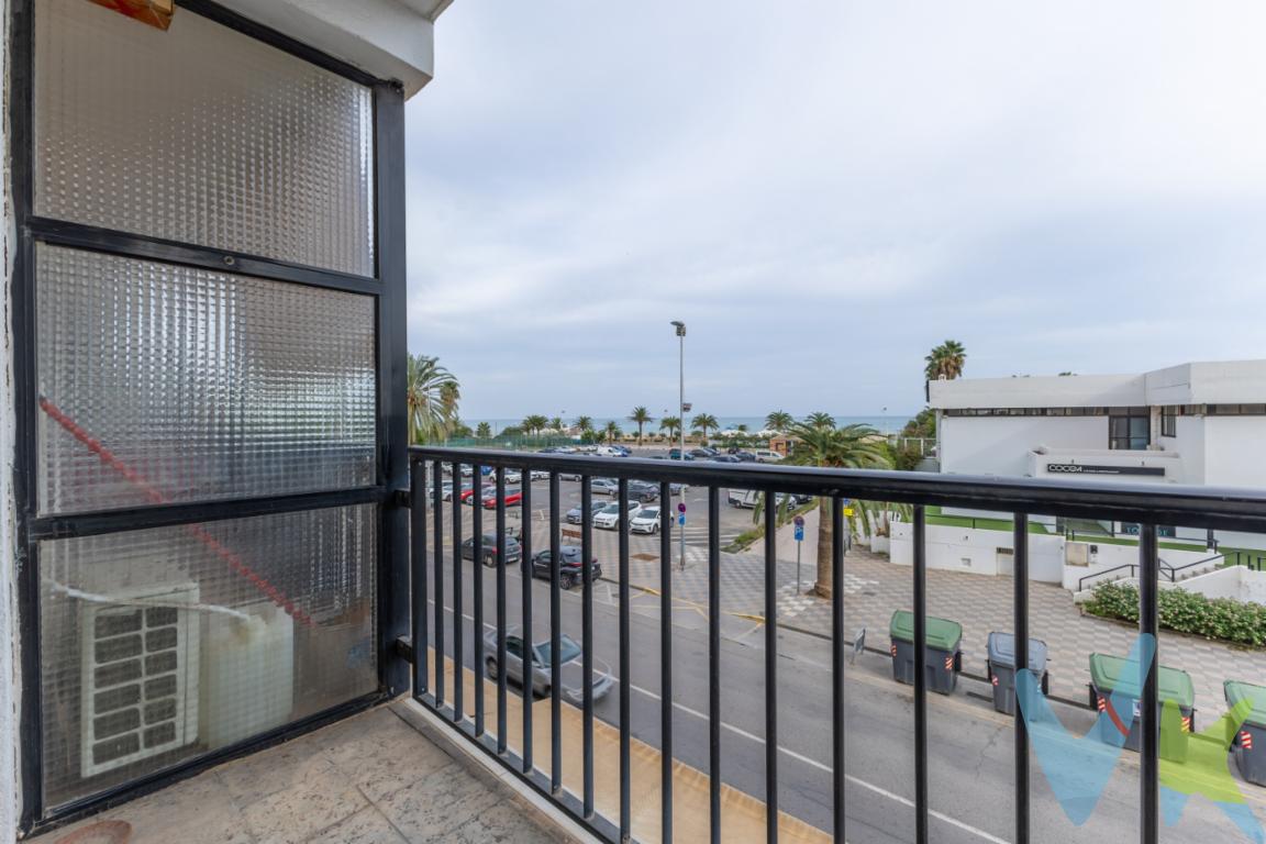 ¿Sueñas con despertar con el sonido de las olas? Este piso en primera línea de playa te ofrece la oportunidad de hacerlo realidad.Características principales:Vistas privilegiadas al Mediterráneo desde tu propio hogarFinca con ascensor, cómoda y accesible.Cocina independiente y baño para reformar a tu gusto.3 habitaciones amplias y luminosas.Este piso es ideal tanto para vivir todo el año como para disfrutar de tus vacaciones, con el encanto de personalizarlo y dejarlo a tu medida.Ubicado en una de las mejores zonas del Puerto de Sagunto, rodeado de servicios, paseo marítimo y con acceso directo a la playa. Información adicional de interés:    El precio indicado no incluye gastos ni otros conceptos. Al precio publicado deberá añadirse:   -  Honorarios de intermediación de la agencia inmobiliaria  - Gastos de inscripción en el Registro de la Propiedad  - Honorarios notariales  Impuestos aplicables a la transmisión (IVA o ITP y AJD, según el caso)