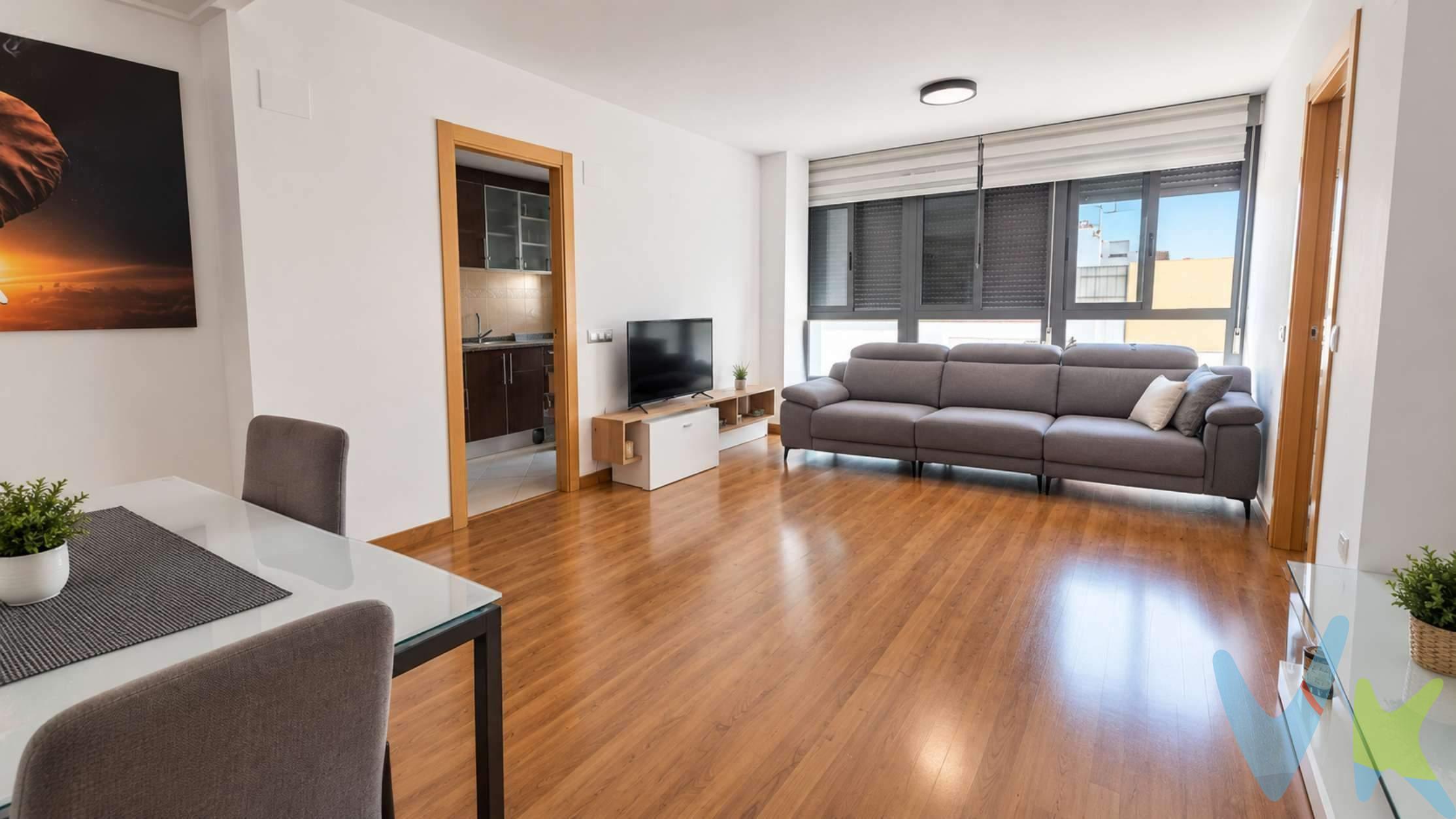 . ¿Buscas vivir cerca del mar en una vivienda moderna y sin obras? Este piso en la Playa del Puerto de Sagunto, a solo 200 metros de la arena, es lo que estabas esperando. Se construyó en 2007, así que todo está prácticamente a estrenar y listo para entrar a vivir desde el primer día. Tiene tres dormitorios y dos baños completos, una distribución pensada para familias o para quien quiere espacio para teletrabajar o recibir visitas. La luz natural es una de sus grandes virtudes: es un piso muy luminoso durante todo el día. El suelo de tarima flotante aporta calidez y un acabado actual en todas las estancias. Además, cuenta con trastero, ideal para guardar bicicletas, sombrillas y todo lo necesario para disfrutar de la playa. El edificio tiene solo cuatro vecinos, lo que significa tranquilidad, intimidad y una comunidad pequeña y fácil de gestionar. Una oportunidad poco habitual: vivienda reciente, junto al mar y en una finca pequeña. Llámanos y ven a verlo. Por mandato expreso del propietario, comercializamos este inmueble en exclusiva, por lo que garantizamos un servicio de calidad, un trato fácil, sencillo y sin interferencias de terceros. Por este motivo, se ruega no molestar al propietario, a los ocupantes de la propiedad, a los vecinos, o conserjes del edificio o urbanización si los hubiera. Muchas gracias por su comprensión. La oferta está sujeta a cambios de precio o retirada del mercado sin previo aviso. Este anuncio en su conjunto, incluyendo textos, fotos, imágenes o cualquier otro contenido del mismo, no es vinculante dado que la información es ofrecida por terceros y puede contener errores. Se muestra a título informativo y no contractual. Este inmueble se vende en cuerpo cierto y las medidas expuestas en el anuncio son aproximadas. Agencia Registrada con el N.º 00101 en el Registro Obligatorio de Agentes Inmobiliarios de la Comunidad Valenciana. Puede consultar en la web de la GVA. El precio del inmueble no incluye los honorarios de la agencia que ascienden al 3%  + IVA del precio final del inmueble, ni los gastos de notaría y registro de la propiedad (que están sujetos a aranceles y varían dependiendo del precio de escrituración), ni los impuestos (que en la Comunitat Valenciana varían dependiendo del precio del inmueble y de las características personales del comprador. . 