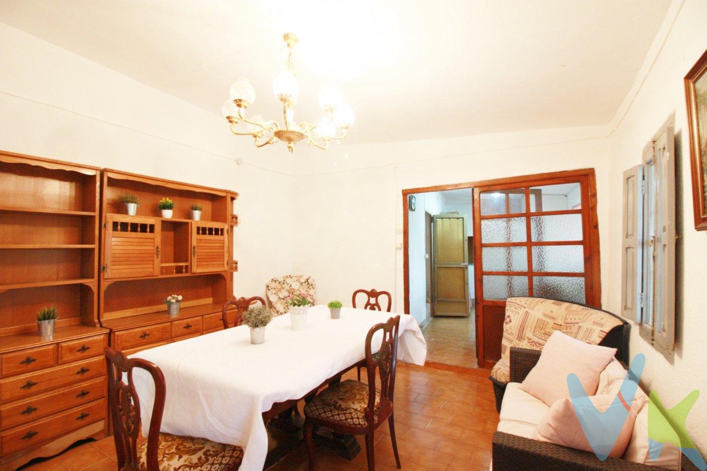 OPORTUNIDAD PARA INVERSORES, SE VENDE ACTIVO OCUPADO. Disponemos de una casa con un terreno rustico de 8815m2 en la zona de Torrente. Cuenta con un dormitorio doble, una cocina amplia, un aseo, un garaje y una estupenda piscina.  La zona es buena, se encuentra en las inmediaciones del pueblo donde podrás encontrar todos los servicios necesarios, supermercados, farmacias, bares, zonas de ocio...  Nos encontraras en Alaquas, llámanos y te daremos toda la información que precises.  Los honorarios y gastos generados de la compraventa tales como notaria y registro no están incluidos en el precio. Gracias.  .  