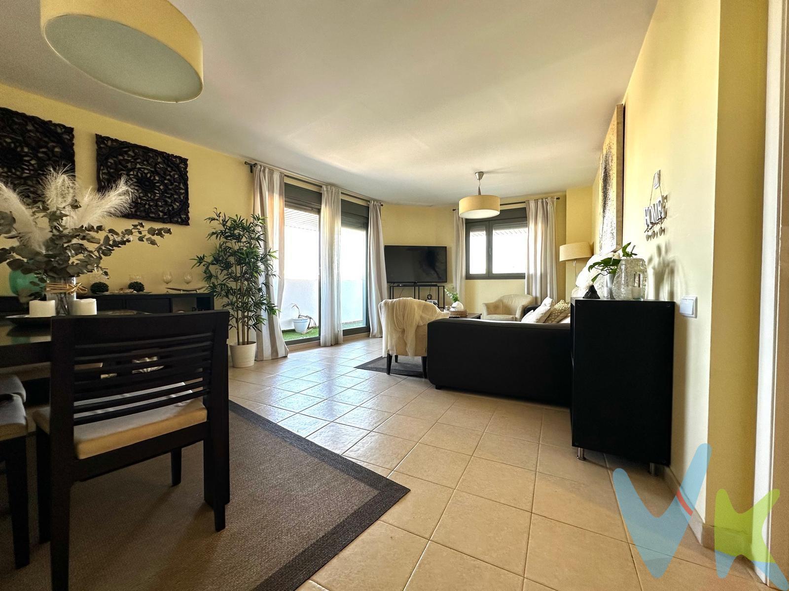 Tenemos para ti este impecable piso de 2 habitaciones en urbanización cerrada con piscina, garaje, trastero y vigilancia 24 horas. La vivienda se encuentra en perfecto estado de conservación,  consta de hall de entrada, salón comedor con salida a una terraza alargada en forma de L, cocina con salida también a la terraza, dos dormitorios con armarios empotrados y un baño. Ubicado muy cerca del centro de la ciudad, a pocos minutos andando del casco histórico y de la estación de tren, rodeado de comercios, colegios, institutos, farmacias y bares. LLÁMENOS PARA MÁS INFORMACIÓN!!. De acuerdo con lo prevenido en el Decreto 218/2005, de 11 de octubre, se informa al cliente que los gastos notariales, registrales, impuesto de transmisiones (ITP), honorarios de intermediación, gastos financieros, y otros gastos inherentes a la compraventa no están incluidos en el precio. Por mandato expreso del propietario, comercializamos este inmueble en exclusiva, lo que le garantiza el acceso a toda la información, a un servicio de calidad, un trato fácil, sencillo y sin interferencias de terceros. Por este motivo, se ruega no molestar al propietario, a los ocupantes de la propiedad o a los vecinos. Muchas gracias por su comprensión.