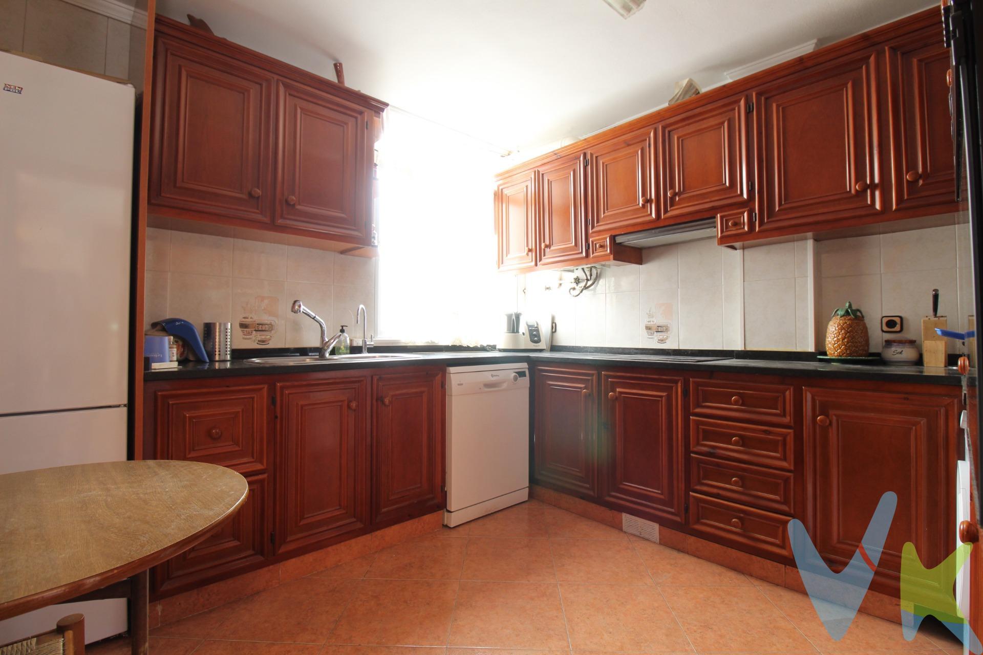 Tercer piso con mucha luz y 80,54 m2  útiles de vivienda donde encontramos salón comedor con salida a terraza de 6 m2 aproximadamente; cocina amplia contigua al salón con posibilidad de integrarla y conseguir un gran espacio ideal para reuniones y celebraciones. El amplio vestíbulo da paso a la zona de noche que consta de aseo, baño completo con bañera y cuatro habitaciones, tres de ellas individuales y una cuarta doble con salida a pequeño balcón. Cerramientos de aluminio, calefacción por splits de aire inverter. Posibilidad de gas. Finca de diez vecinos con ascensor y terrado comunitario. El precio incluye plaza de párquing