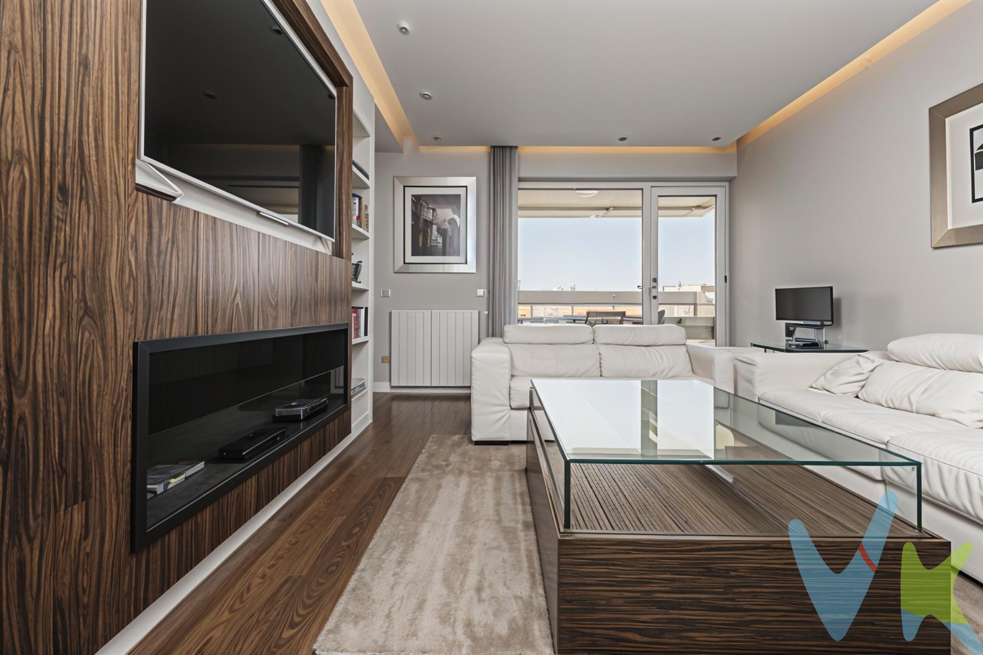 Vivir en una décima planta con vistas a todo Madrid es un privilegio al alcance de muy pocas viviendas, y esta es una de ellas. Desde el primer instante, nos encontramos con una vivienda completamente reformada y exterior con espacios amplios, vistas despejadas de la ciudad que convierte el hogar en un auténtico mirador y muchísima luz. El amplio hall de entrada nos da paso al salón independiente con terraza y comedor con enorme ventanal, se trata de una estancia generosa y elegante, perfecta para diferenciar con claridad la zona de estar y el comedor. La luminosidad, junto con el suelo de tarima, aporta una agradable calidez y continuidad visual. El comedor, separado del salón, invita a reuniones familiares y cenas tranquilas, manteniendo la independencia y el confort de cada ambiente. La cocina, amplia y funcional, se presenta amueblada y cuenta con un valor añadido cada vez más difícil de encontrar: despensa y zona de lavado independiente, ideal para quienes valoran el orden, la capacidad de almacenaje y la practicidad en el día a día. La zona de descanso está compuesta por cinco dormitorios de excelente tamaño, versátiles y adaptables a cualquier necesidad. La vivienda se completa con tres baños completos y un aseo, bien distribuidos para dar servicio con comodidad a toda la casa. El precio incluye plaza de garaje y trastero en la misma finca. Cabe destacar, además, que el edificio dispone de acceso PMR, convirtiendo esta vivienda en una opción inclusiva, cómoda y preparada para todas las etapas de la vida. Dispone de conserje, montacargas y cuarto de basuras. Ubicada en la calle Santiago Rusiñol, una vía tranquila y residencial, rodeada de edificios consolidados y zonas verdes, ofrece un entorno silencioso sin renunciar a la cercanía de servicios y excelentes comunicaciones. Ciudad Universitaria es una de las zonas más valoradas de Madrid por su equilibrio entre naturaleza, servicios y conexión, con universidades, hospitales, comercios de proximidad, metro, autobuses y rápidos accesos al centro de la ciudad. Por metros, distribución, accesibilidad y ubicación, este piso representa una oportunidad excepcional para quienes buscan una vivienda amplia, exterior y totalmente reformada. Información adicional:. •	Metros construidos según registro: 192,71 m². •	Metros catastrales: 251M2 (vivienda 180 m², parking 12 m², trastero 5 m², más elementos comunes). •	Metros útiles aproximados: 170 m². Este anuncio no es vinculante y puede contener errores. Se muestra a título informativo y no contractual. El precio publicado no incluye el mobiliario ni la decoración, ni los impuestos, ni los honorarios derivados del servicio de compra. El comprador asumirá, además del precio de compraventa, un coste adicional del 3 % del precio del inmueble en concepto de servicio de gestión, asesoramiento y acompañamiento en todo el proceso de compra; un 6 % correspondiente al Impuesto de Transmisiones Patrimoniales (ITP); los gastos de notaría, que supondrán aproximadamente entre un 0,2 % y un 0,5 % del valor de la vivienda; y los gastos de inscripción en el Registro de la Propiedad, estimados entre un 0,1 % y un 0,25 % del precio de compraventa. 📞 Contacta para más información o para concertar una visita. 