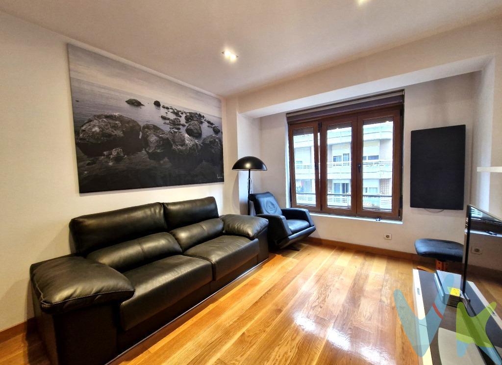 OPORTUNIDAD EN EL CORAZÓN DE TORRELAVEGA: PISO REFORMADO CON DISEÑO Y CALIDAD SUPERIOR. En la calle Joaquín Cayón, junto a Colegio Cervantes. Descubra este exquisito piso en la zona más céntrica de Torrelavega, una vivienda que redefine el concepto de "listo para entrar a vivir". Con una reforma integral ejecutada con materiales y equipamiento de alta calidad, y un diseño moderno y de buen gusto, este hogar ofrece un nivel de confort y estilo inigualable. Características Destacadas:. •	Diseño y Acabados de Lujo: Disfrute de suelos de madera de gran calidad que aportan calidez y distinción a todas las estancias. •	Confort y Eficiencia Energética (Calificación E): Olvídese del frío y el ruido. Cuenta con un excelente aislamiento acústico y térmico tanto en ventanas como en envolventes interiores. •	Calefacción de Última Generación: Sistema de calefacción mediante paneles cerámicos de bajo consumo, garantizando un ambiente agradable con eficiencia. •	Máxima Comodidad: El edificio dispone de ascensor, facilitando el acceso a su vivienda. Ubicación Privilegiada:. Vivir aquí es disfrutar de la máxima comodidad sin necesidad de usar el coche. La ubicación es inmejorable, junto a todos los servicios esenciales:. •	Educación: A pocos pasos de colegios e institutos. •	Comercios: Rodeado de supermercados y centros comerciales. •	Salud: Cercano a centros sanitarios. •	Ocio y Naturaleza: Junto a zonas verdes para pasear y disfrutar del aire libre. No necesita invertir en mejoras: esta es la vivienda que siempre ha soñado, lista para estrenar. ¡Venga a visitarla y se enamorará!. Gastos de la transacción:. Compra sujeta a impuesto de transmisiones patrimoniales. El adquirente correrá con los gastos de escritura e inscripción en Registro de la Propiedad. 