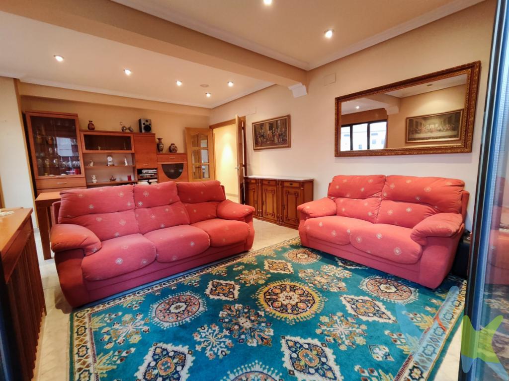 INMOBILIARIA SOLOZABAL presenta un piso completamente reformado y equipado en pleno centro de Logroño junto a Vara de Rey.Se ofrece excepcional piso en venta ubicado en pleno corazón de Logroño, donde la comodidad y la conveniencia se encuentran a su máxima expresión. Situado en la prestigiosa zona Centro, esta atractiva propiedad combina lo mejor de la vida urbana con el confort y la tranquilidad que cualquiera desearía en su día a día. Con una superficie de 79.8 m² útiles y 114 m² construidos, este apartamento es un verdadero tesoro escondido entre las calles más solicitadas de la ciudad.El inmueble se encuentra en una cómoda segunda planta de un edificio construido en 1968, que ha sido mantenido con esmero a lo largo de los años. Dotado de un práctico ascensor, el acceso al piso resulta sencillo y seguro. El entorno ofrece una excelente conexión al transporte público, facilitando el desplazamiento por Logroño y sus alrededores mediante las líneas de autobús que pasan por la zona.Este acogedor piso, completamente amueblado y dotado de modernos electrodomésticos, está listo para que sus nuevos propietarios se instalen sin contratiempos. El diseño interior destaca por su elegancia y funcionalidad, buscando satisfacer a quienes valoran tanto la estética como la comodidad. Al entrar, se percibe inmediatamente la calidez de un hogar cuidadosamente preparado para ser habitado.Consta de dos amplias habitaciones, diseñadas para proporcionar un descanso reparador y un espacio personal agradable. Estas habitaciones ofrecen un ambiente sereno, ideal para desconectar al final del día y disfrutar de una tranquila noche de sueño.La propiedad también incluye un aseo que ha sido renovado para ofrecer un ambiente moderno y práctico, utilizando materiales y acabados de alta calidad. La sala de estar es verdaderamente el corazón de este piso. Amplia y luminosa, es el escenario perfecto para reunir a amigos y familiares o simplemente disfrutar de un momento de relax. Con ventanas que permiten abundante luz natural, este espacio se convierte en un rincón acogedor durante todo el año.La cocina, equipada con todo lo necesario para satisfacer las necesidades de los cocineros más exigentes, es otro de los puntos fuertes del inmueble. Uno de los aspectos más apreciados del piso es su ubicación privilegiada en el Centro de Logroño, donde la vida urbana y la serenidad del hogar se encuentran en armonía. A escasos pasos de todos los servicios que cualquiera pueda desear ? desde comercios y restaurantes hasta centros culturales y parques ? vivir aquí promete ser una experiencia enriquecedora y placentera.No deje pasar la oportunidad de visitar este magnífico piso, donde cada detalle ha sido cuidadosamente considerado para ofrecer una experiencia de vida inmejorable en una de las mejores ubicaciones de Logroño. Este inmueble no solo representa un lugar para vivir, sino una verdadera oportunidad de inversión en calidad de vida. Contáctenos para más información o para concertar una visita; esperamos mostrarle en persona los encantos de este maravilloso hogar. 