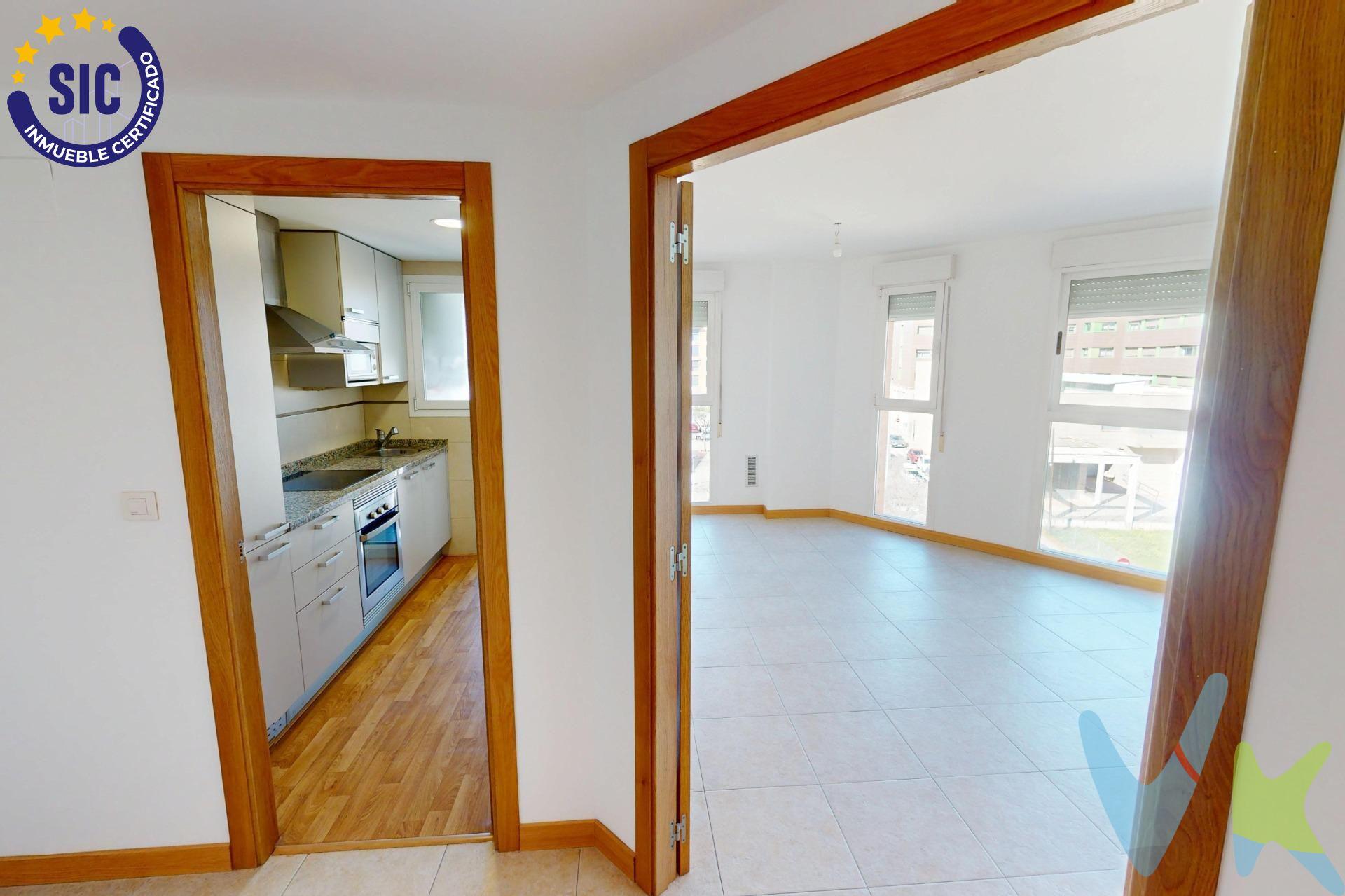 Presentamos una atractiva vivienda esquinera que destaca por su luminosidad gracias a la consideración de sus amplios ventanales. Con un área total de 75 m², esta propiedad se distribuye eficazmente comenzando con un acogedor hall que da paso a un elegante comedor-salón haciendo esquina entre dos calles (Illa Baleato-Salvador Guinot). La cocina incluye práctica galería. Dispone además de una habitación principal equipada con vestidor y otra doble dotada de armario empotrado, ambas orientadas al exterior para mayor confort e iluminación natural. El baño completo cuenta tanto con bañera como ducha, proporcionando versatilidad según las necesidades diarias del hogar. Incluimos también en el precio un valioso trastero así como una plaza de garaje situados dentro del mismo edificio; características escasas muy demandadas actualmente en la zona Sur donde está ubicada la propiedad. Esta magnífica opción residencial está rodeada por toda clase servicios: colegios cercanos, farmacias accesibles, supermercados variados hasta centros comerciales importantes y buenas conexiones mediante transporte público hacia otras áreas urbanas incluyendo autobuses frecuentes o centros médicos esenciales próximos para todos los residentes locales interesados sin complicaciones adicionales ni desplazamientos innecesarios. !!!VEN A VISITARME!!!!. Este inmueble es en exclusiva, con lo que le facilitamos cualquier información sobre la vivienda. Por este motivo, solicitamos no molesten al propietario, ocupantes de la propiedad, vecinos o conserje de la comunidad. En todos los casos los precios expuestos son más impuestos y gastos derivados de la transmisión del inmueble. 