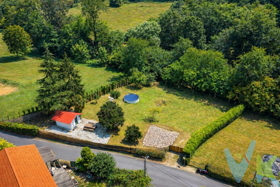  Anunciamos una magnífica Parcela Edificable en Gijón,Pinzales, en  un Precioso Paraje donde podrás acceder directamente al Rio Pinzales  . Es el lugar perfecto para aquellos que sueñan con construir su hogar,y mientras poder disfrutar de los Fines de semana,al tener una pequeña caseta y piscinaEsta parcela edificable, en la que podrás construir hasta 300 metros  es el escenario ideal para materializar sus proyectos más ambiciosos.Resulta excepcional su ubicación estratégica cerca de la estación de tren y el autobús, lo que proporciona una conexión inmejorable con el centro de la ciudad y las localidades cercanas.Esta ventaja convierte la finca en una elección ideal para quienes desean disfrutar de la tranquilidad de un entorno más residencial sin renunciar a la comodidad de tener servicios de transporte cercanos. La cercanía al tren facilita un acceso rápido y eficiente que conecta con el resto de la región asturiana.La parcela cercada proporciona asimismo un sentido de intimidad fundamental para disfrutar de un espacio propio, lejos del bullicio urbano.Es una compra que, definitivamente, marca la diferencia para las personas  que buscan establecer su hogar en un entorno cercano a la naturaleza, pero sin perder el pulso de la ciudad.Todos los servicios de luz y agua se encuentran a pie de finca  Visitar esta finca es el primer paso para descubrir todo lo que puede ofrecer a usted y su familia.Gastos e impuestos no incluidos en el precio. Honorarios de intermediación inmobiliaria a cargo del vendedor.A título orientativo, en segundas transmisiones, el comprador abonará el Impuesto sobre Transmisiones Patrimoniales (ITP). Para consultar los porcentajes del ITP en Asturias puede hacerlo a través de la web oficial de servicios tributarios del Principado de Asturias https://sede.tributasenasturias.es/sites/sede/default/es_ES/Que-quieres-hacer/Transmisiones-Patrimoniales-y-AJD. La base imponible será el mayor valor entre precio de compraventa, tasación o valor de referencia catastral. Gastos de notaría y registro según aranceles variables según precio, número de copias y complejidad.  El comprador escoge libremente notario. El vendedor asume la plusvalía y el resto de gastos son del comprador. Si se precisa hipoteca: Tasación, condiciones y costes bancarios según entidad elegida por el comprador; así como los gastos de gestoría y cualesquiera otros inherentes a la formalización de la compraventa. De acuerdo con la ley, no se incluyen en el precio otros gastos o tributos que legalmente correspondan al comprador.. El consumidor tiene derecho, conforme a la normativa vigente, a disponer de información y documentación adicional relativa al inmueble y condiciones de la compraventa, accesible en la sede física . La agencia actúa exclusivamente como intermediaria en la operación. Cualquier compraventa y sus condiciones quedan sujetas en todo caso a la aceptación expresa del vendedor del inmueble y a la posterior formalización del correspondiente contrato. El presente anuncio tiene carácter meramente informativo; la información suministrada se corresponde con la disponible a la fecha de publicación, pudiendo variar en función de las circunstancias o actualizaciones legales, contractuales y fiscales.