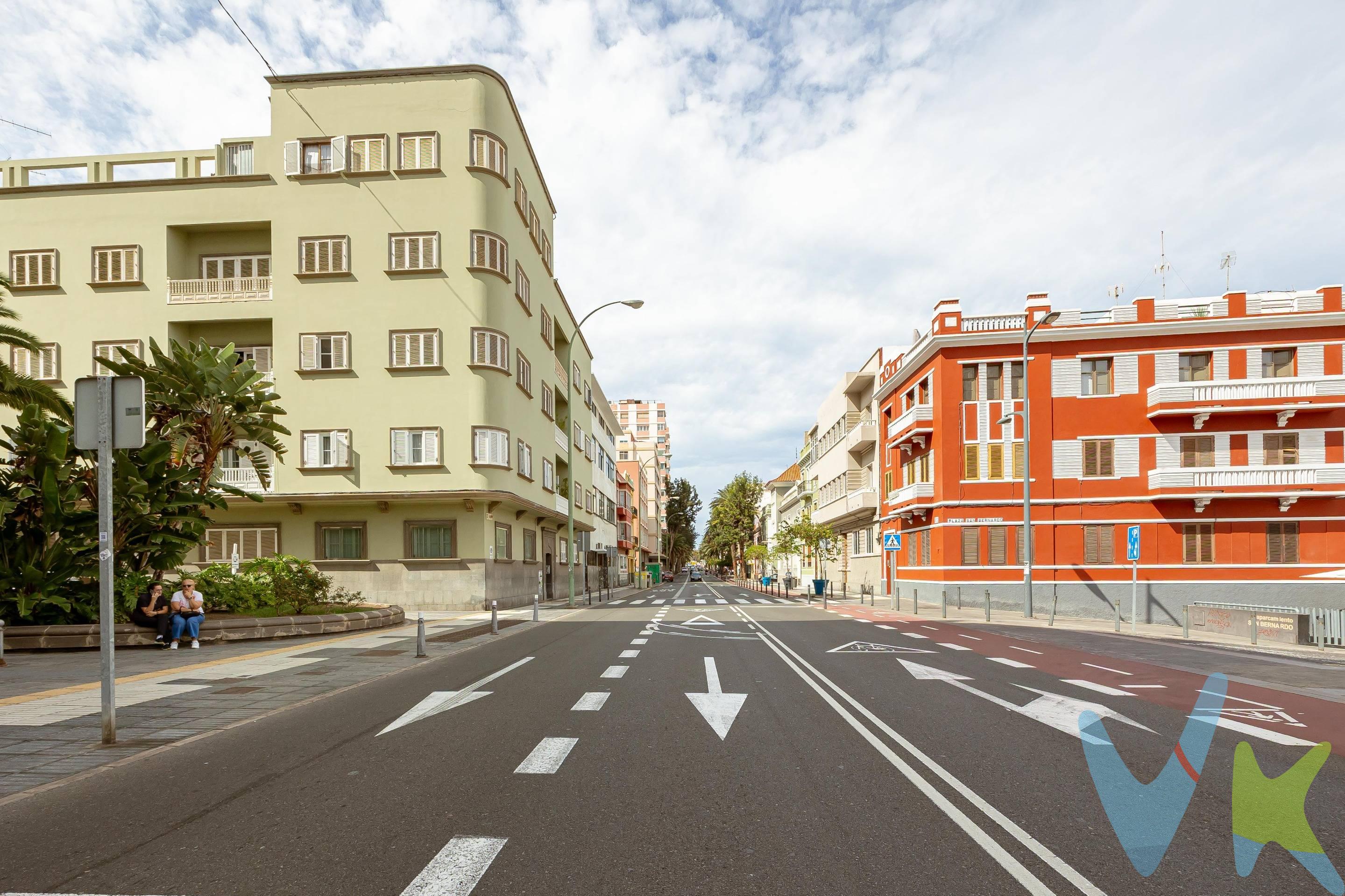 APTA PARA RIC!!!. Amplia vivienda familiar con 200 m2 construidos, 8 dormitorios y posibilidad de dividirla en dos. Haciendo esquina y con amplias vistas a la Avenida Primero de Mayo, este luminoso y amplio piso dispone de 8 dormitorios, 1 baño completo, 1 aseo, almacén y amplio salón. Tiene dos entradas y posibilidad de dividirlo en dos viviendas independientes y completamente exteriores. Con grandes ventanales y varios patios que inundan de luz natural toda la vivienda, mientras que las vistas a la Avda. Primero de Mayo y a la calle peatonal y zona de parking del edificio le dan tranquilidad en el centro de la ciudad. La vivienda está situada en planta baja, por encima de la rasante de la calle. Además, aunque no tiene garaje, cuenta con una zona de parking exterior de uso exclusivo de los vecinos. Ideal tanto para familias que buscan espacio como para inversores que deseen aprovechar una excelente oportunidad y quieran maximizar rentabilidad destinándolo a alquiler de larga o corta estancia, alquiler por habitaciones o dividirlo en dos viviendas. Situada en el céntrico y bien comunicado barrio de Triana, con una ubicación privilegiada y con todos los servicios a tu alcance: colegios, supermercados, parques y excelente conexión con el transporte público. ¡No dejes pasar esta oportunidad! Contáctame para más información o para programar una visita. Información: El precio de venta no incluye impuestos propios de la transmisión, gastos de notaría, registro, ni cualquier otro que según ley pueda corresponder al comprador. . 