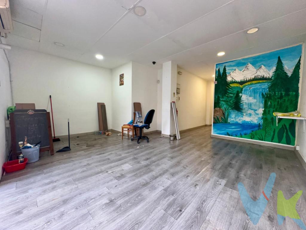 LOCAL COMERCIAL EN ZONA PLAYA DE PUERTO SAGUNTO.Excelente oportunidad de inversión o emprendimiento en zona Playa de Puerto de Sagunto, ubicado en entorno consolidado, frente a plaza ajardinada y rodeado de viviendas, cafeterías y pequeños comercios, lo que garantiza tránsito peatonal durante todo el año.El local dispone de amplia fachada con gran escaparate acristalado, lo que aporta visibilidad comercial y abundante luz natural al interior.La entrada da paso a una zona diáfana ideal para atención al público o exposición, con suelo laminado en buen estado y techos desmontables con iluminación empotrada.En la parte posterior encontramos varias estancias independientes, perfectas como despachos, almacén, cabinas de trabajo o salas privadas.Cuenta además con baño completo con ducha y zona office con termo eléctrico, lo que facilita su adaptación a múltiples actividades profesionales.Su distribución funcional y su ubicación estratégica lo convierten en una opción ideal para comercio minorista, oficina profesional, centro de estética, peluquería, academia, consulta, estudio técnico o cualquier actividad que requiera atención al público y espacios diferenciados.Situado en barrio residencial activo todo el año, a pocos minutos de la playa y con fácil acceso y aparcamiento en la zona.Local con muchas posibilidades de adaptación según necesidades.Calificación energética: E.El precio indicado no incluye los gastos ni impuestos derivados de la transmisión del inmueble. A dicho importe deberán añadirse los gastos de notaría, el impuesto correspondiente (IVA o Impuesto sobre Transmisiones Patrimoniales y Actos Jurídicos Documentados) y los gastos de inscripción en el Registro de la Propiedad.Por mandato expreso del propietario, comercializamos este inmueble en exclusiva, por lo que garantizamos un servicio de calidad, un trato fácil, sencillo y sin interferencias de terceros.Por este motivo, se ruega no molestar al propietario, a los ocupantes de la propiedad, a los vecinos, o conserjes del edificio o urbanización si los hubiera.Muchas gracias por su comprensión. La oferta está sujeta a cambios de precio o retirada del mercado sin previo aviso. Este anuncio en su conjunto, incluyendo textos, fotos, imágenes o cualquier otro contenido del mismo, no es vinculante dado que la información es ofrecida por terceros y puede contener errores, se muestra a título informativo y no contractual.Este inmueble se vende en cuerpo cierto y las medidas expuestas en el anuncio son aproximadas.Agencia Registrada con el Nº 1568 en el Registro Obligatorio de Agentes Inmobiliarios de la Comunidad Valenciana, puede consultar en la web de la GVA.REF: 4669.