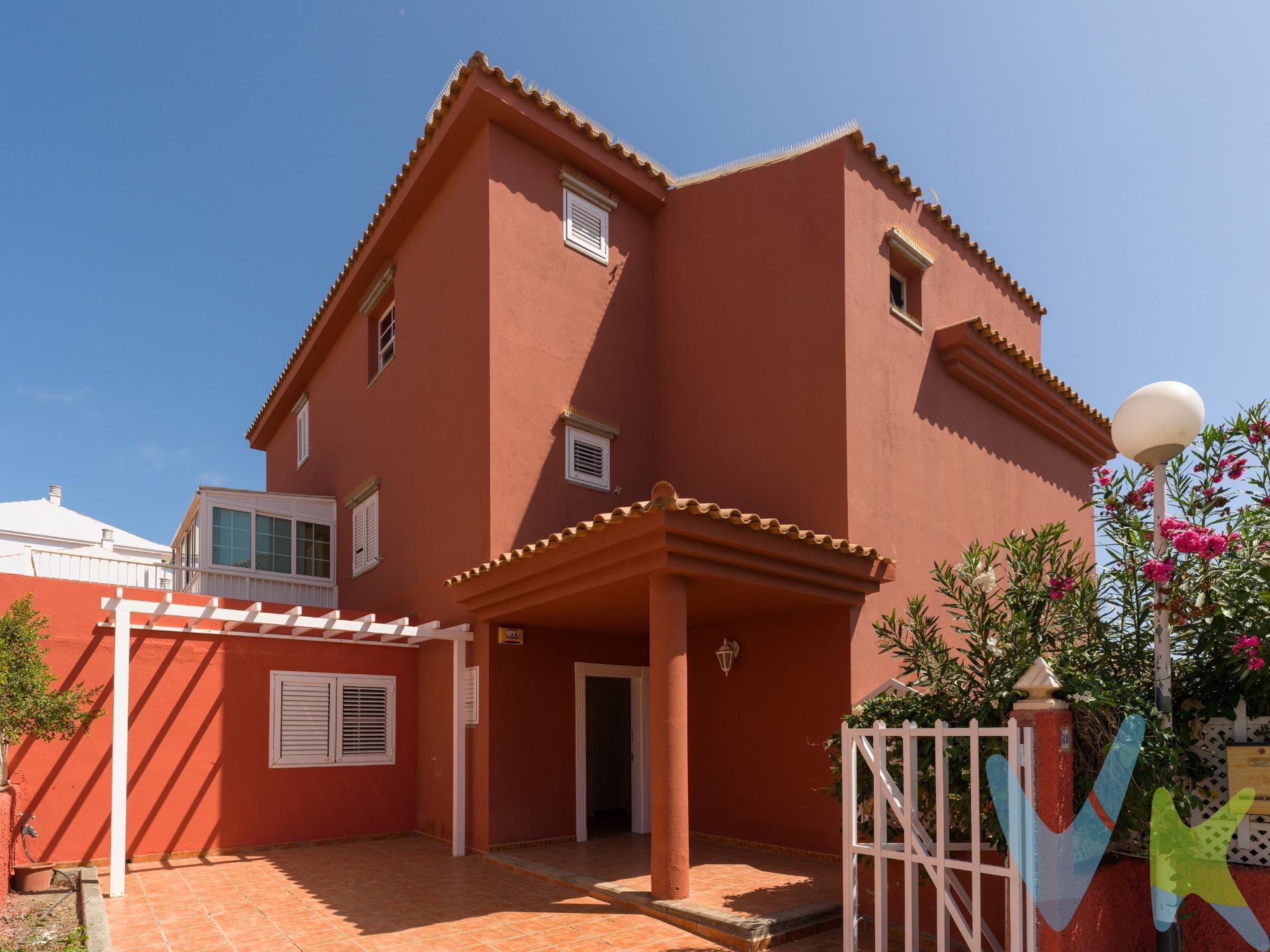 Imagínese vivir en un lugar donde cada día comienza con la tranquilidad de un entorno residencial y todas las comodidades al alcance de la mano. En el exclusivo complejo El Doral, uno de los más valorados de Sonnenland, se encuentra este encantador chalet pareado que reúne espacio, luz y bienestar. El Doral ofrece una amplísima piscina comunitaria para disfrutar del sol de Gran Canaria, una piscina infantil para los más pequeños y amplias zonas de solárium para relajarse en cualquier momento del día. Su ubicación no puede ser más práctica: a tan solo unos metros tiene acceso directo a la autopista, y a pocos pasos encontrará supermercado, restaurantes, cafeterías y hasta peluquería. Todo lo que necesita para su día a día está justo aquí. Al entrar en la vivienda, un hall luminoso le da la bienvenida y le conduce a un amplio salón comedor, perfecto para reuniones familiares o tardes de descanso. Desde el salón se accede directamente a la terraza y al jardín privado, donde una parte techada invita a disfrutar de largas veladas a la sombra, mientras que la parte descubierta resulta ideal para aprovechar el sol durante todo el año. La planta baja también cuenta con una cocina independiente completamente equipada, con un solárium anexo que aporta aún más luz, además de un aseo de cortesía. En el exterior, la comodidad se completa con un aparcamiento privado de gran tamaño. En la segunda planta, el dormitorio principal se convierte en un verdadero refugio. Dispone de armarios empotrados, baño en suite y techos altos que garantizan frescor y amplitud. En la misma planta se encuentran dos dormitorios adicionales, perfectos para niños, invitados o incluso como espacios de trabajo, que comparten un segundo baño completo. La última planta sorprende con una sala diáfana muy espaciosa, actualmente utilizada como despacho, pero con infinitas posibilidades: sala de juegos, gimnasio, habitación de invitados o incluso un segundo salón. En esta planta también se ubican un tercer baño completo y un práctico trastero. La casa es muy luminosa, transmite amplitud en cada rincón y está lista para entrar a vivir desde el primer día, aunque también ofrece un gran potencial para personalizarla según sus gustos y necesidades. Con unos gastos de comunidad bajos, este chalet se presenta como una opción perfecta tanto para quienes buscan su hogar definitivo en Gran Canaria como para aquellos que desean una segunda residencia en un entorno privilegiado. Aquí encontrará mucho más que una vivienda: encontrará un lugar donde crear recuerdos, disfrutar del clima y vivir con calidad de vida. Precio establecido, no negociable. Precio de Venta al Público (PVP) – No incluye gastos. Impuestos y demás gastos legalmente correspondan al comprador. Inmueble sujeto a ITP del 6,5% con carácter general; existen excepciones según normativa aplicable. Base imponible el mayor valor entre: 1) precio de venta: 2) tasación; 3) valor referencia catastral. Gastos Notaria y Registro entre 0,3% - 0,8% aprox. según aranceles. Financiación: gastos de hipoteca, tasación y gastos bancarios a cargo del comprador y según su necesidad y elección.  Honorarios inmobiliaria a cargo del vendedor.  Operación y condiciones de compraventa sujeta a aceptación expresa del vendedor. Para acceder a información y documentación legalmente exigible por el consumidor puede contactarnos. Anuncio sujeto a errores, cambios de precio, omisión y/o retirada del mercado sin aviso previo.