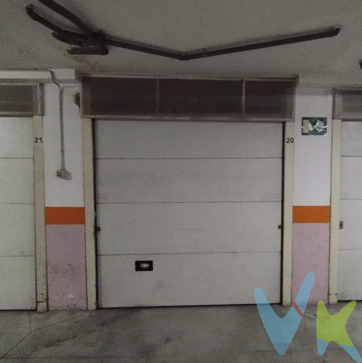 Presentamos esta excelente oportunidad de adquirir un garaje cerrado ubicado en la zona privilegiada de Ronda del Estero, San Fernando. Con una superficie total construida de 32.00 m² y una útil de 13.22 m², este espacio es ideal para cubrir sus necesidades vehiculares o como inversión segura ante el aumento constante demanda por estacionamientos en la ciudad. El garaje cuenta con acceso fácil y seguro facilitando su uso diario sin complicaciones adicionales. Su ubicación estratégica permite acceder rápidamente a las principales vías y servicios locales que ofrece San Fernando. Este inmueble representa no solo funcionalidad sino también comodidad; ya sea que busque un lugar donde resguardar su vehículo o invertir estratégicamente en bienes raíces.