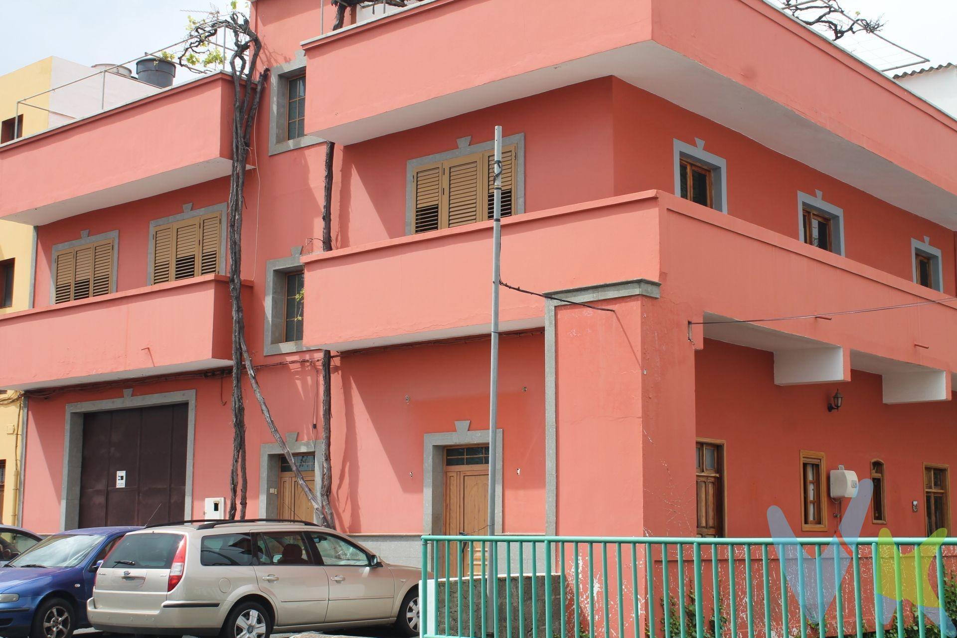 La vivienda está situada en Tenteniguada de Valsequillo y  es  la vivienda perfecta si deseas vivir en un entorno tranquilo y alejado del ruido de la ciudad. . Valsequillo conserva ese encanto especial de  los lugares que saben mantener sus tradiciones.  Esta amplia vivienda en esquina es ideal para varias familias o una familia grande. Tiene una superficie construida total de 393 m2 , en la planta baja tiene un garaje de 88 m2 y una vivienda unifamiliar de 96 m2 , con dos dormitorios espaciosos,   vestidor, baño ,  amplio salón y cocina independiente. La planta primera de 182 m2 , está distribuida en 2 viviendas ; una de ellas con 2 dormitorios, vestidor, cocina, despensa, salón y baño y la otra  vivienda está sin los acabados y sin dividir, además de un gran balcón con vistas a todo el entorno e incluso el mar. El la planta de azotea hay un cuarto de pileta  de unos 13 m2  y el resto es terraza transitable . El lugar es inmejorable en cuanto al entorno, ubicación y tranquilidad, además cerca de los servicios . ¿ Puede ser la vivienda que buscas?  Solicita una cita y descúbrelo por ti mismo. . 
