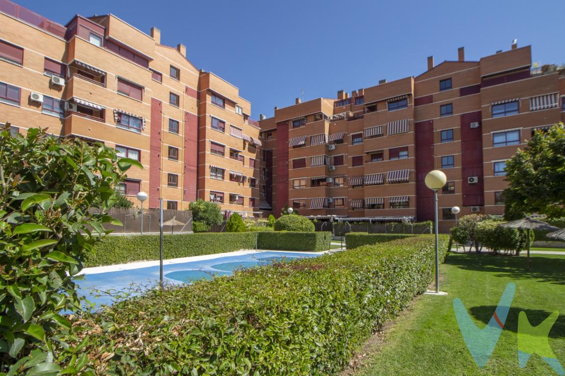 VENTA DE LA NUDA PROPIEDAD. IDEAL INVERSORES. NO SE PUEDE HIPOTECAR. 

Oportunidad única en el barrio de Parque Oeste. Adquiere una propiedad por el 75% de su valor en el mercado actual.

Ubicada en urbanización privada con conserjería, piscina y zonas ajardinadas. La vivienda se distribuye en hall de entrada, cocina con tendedero, salón independiente con acceso a TERRAZA, 2 dormitorios con armarios empotrados y 2 baños. 

Plaza de GARAJE y TRASTERO incluidos en el precio de venta.

Como comprador adquiere la Nuda Propiedad del inmueble, el vendedor se reserva el usufructo vitalicio de la vivienda. Por lo tanto, al fallecimiento de los usufructuarios (actualmente tienen 79 y 82 años respectivamente) el comprador pasará a tener el pleno dominio de la vivienda.

¡No la dejes escapar!.

El comprador tendrá un coste adicional de un 1.5% MÁS IVA, sobre el precio publicado, por el servicio de gestión, asesoramiento y formalización del proceso de compra. Este importe no está incluido en el precio publicado en venta y será facturado al comprador.