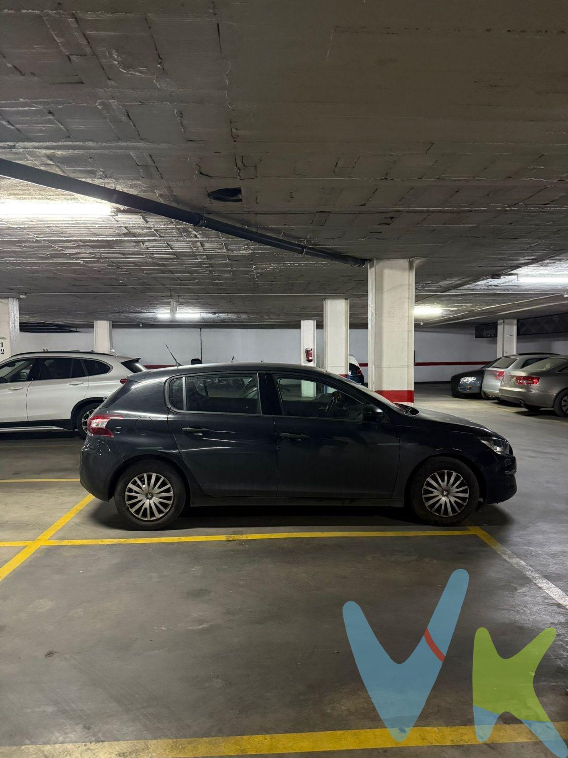 PRECIO DE VENTA: [65.000€ PVP + GASTOS] €. ¿Cansado de perder tiempo buscando aparcamiento en el corazón de Sevilla?. Gana en calidad de vida y en ahorro de tiempo del tráfico del centro. Ponemos en venta una plaza de garaje en una ubicación estratégica: Calle. Rioja, 25. • Comodidad: Tamaño para coche estándar. Superficie construida de 27 m2. • Maniobra mínima: Acceso inmejorable. Olvídate de maniobras imposibles; la entrada y la salida son amplias y directas, diseñadas para un aparcamiento fluido. • Privacidad: Cámaras y personal de seguridad 24h. Tu vehículo estará siempre protegido. • Disponibilidad: Inmediata. • Ubicación premium: A un paso de las principales zonas comerciales y de ocio. Ideal tanto para uso personal como para inversión en una zona de alta demanda. ¡Ven a visitarla sin compromiso! . En cumplimiento de las obligaciones de información previstas en la Ley 10/2025, de 28 de diciembre, de servicios de atención a la clientela y transparencia, así como en la normativa sectorial vigente, se hace constar que el precio indicado no incluye los gastos e impuestos inherentes a la adquisición, los cuales se desglosan a continuación:. ●Impuesto sobre Transmisiones Patrimoniales (ITP): Se aplicará el tipo impositivo vigente en la Comunidad Autónoma de Andalucía (generalmente el 7% (4.550€), sin perjuicio de tipos reducidos del 3,5%, 1,2% o 1% aplicables según las circunstancias personales del comprador o las características del inmueble). El impuesto se devenga sobre el Valor de Referencia de Catastro o el precio de venta, aquel que resulte superior. ●Gastos de Notaría: Los honorarios notariales se calcularán conforme al arancel oficial regulado en el Anexo I, del Real Decreto 1426/1989, de 17 de noviembre, por el que se aprueba el arancel Notarial. ●Gastos de Registro: La inscripción en el Registro de la Propiedad se facturará según el arancel oficial establecido en el ANEXO I, del Real Decreto 1427/1989, de 17 de noviembre, por el que se aprueba el arancel Notarial. ●Gastos de Gestión (Gestoría): Los honorarios por la tramitación administrativa, liquidación de impuestos e inscripción registral ascienden a [545,00]€. aproximadamente(IVA incluido). ●Honorarios Agencia del Vendedor: incluidos en el PVP. ●Honorarios Agencia del comprador: La agencia prestará los servicios de información, asesoramiento y acompañamiento previstos en el Encargo de Servicios y en el D.I.A. Si solicita servicios adicionales o personalizados, sus honorarios serán informados previamente, de forma individualizada y por escrito, conforme a la libertad de pactos y a la normativa vigente.NO VINCULADOS AL PRECIO DE COMPRA. Para una información exhaustiva sobre el funcionamiento, tipos impositivos y bonificaciones del ITP en Andalucía, puede consultar el portal oficial de la Agencia Tributaria de la Junta de Andalucía en el siguiente enlace:. https://www.juntadeandalucia.es/organismos/economiahaciendayfondoseuropeos/areas/tributos-juego/tributos/paginas/impuestos-cedidos-transmisiones.html;. Documento D. I. A. a disposición del consumidor según Decreto 218/2005 Junta de Andalucía.