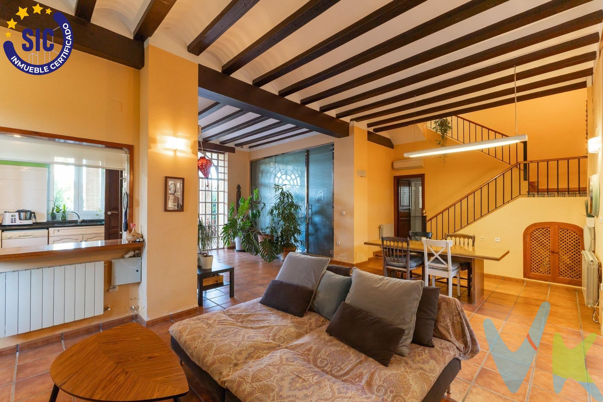 Si estás buscando un hogar rodeado de naturaleza, con amplios espacios y todas las comodidades, este impresionante chalet es tu opción ideal. Con 580 m² construidos sobre una vasta parcela de 23.800 m², esta propiedad única ofrece el equilibrio perfecto entre confort y conexión con el entorno natural. Características principales de la vivienda:. 3 TERRAZAS . PISCINA Y SAUNA. POZO PROPIO. GRAN PATIO INTERIOR Y EXTERIOR. 2 CHIMENEAS . 4 amplias habitaciones, llenas de luz natural y espacio. GARAJE Y TRASTERO. Cocina semi conectada al salón, ideal para quienes buscan comodidad y un espacio abierto para compartir. 2 baños , diseñados para ofrecer funcionalidad y estilo. BUENAS VISTAS y RODEADO DE NATURALEZA. Con naranjos ecológicos en producción. UBICACIÓN: . -5 MINUTOS ANDANDO: PISCINA MUNICIPAL, INSTITUTO Y POLIDEPORTIVO. -5 MINUTOS EN COCHE: ESTACIÓN DE TREN , EL MAGATZEM DE RIBERA . -10 MINUTOS ANDANDO: CENTRO COMERCIAL, CON TODO TIPO DE TIENDAS Y SERVICIOS COMO SUPERMERCADO. -20 MINUTOS EN COCHE: LA PLAYA DE TAVERNES. -30 MINUTOS DE VALENCIA. La parcela:. Esta propiedad no solo es un hogar, sino también una finca en producción de naranjas ecológicas, con un sistema de riego por goteo eficiente que garantiza la sostenibilidad de los cultivos. La parcela está doblemente vallada para mayor seguridad y cuenta con un pozo de agua propio, lo que te da una independencia adicional y un suministro de agua sostenible. Un espacio lleno de luz y naturaleza:. Cada rincón de este chalet ha sido diseñado para aprovechar al máximo la luz natural que inunda cada estancia, creando un ambiente cálido y acogedor. Rodeado de naturaleza, disfrutarás de una privacidad inigualable y la tranquilidad que solo una finca de estas características puede ofrecer. Este chalet ofrece mucho más que metros cuadrados: es un estilo de vida. Con sus amplias áreas de recreo, la producción ecológica de naranjas y todos los extras de lujo como la sauna y piscina, vivir aquí significa disfrutar de una calidad de vida superior. Si buscas un hogar que te ofrezca comodidad, privacidad y conexión con la naturaleza, no dejes pasar esta oportunidad. VENTA:. PVP 550.000€.  Gastos e impuestos no incluidos en el precio. La compra conlleva impuestos y gastos de formalización para el comprador. A título orientativo se informa que en segundas transmisiones el  ITP  con carácter general en  Valencia  es del 9%, pudiendo existir otros tipos impositivos atendiendo a  las circunstancias  personales del comprador u otras circunstancias previstas legalmente. Base imponible del impuesto el mayor valor entre el precio de compraventa, la tasación o el valor de referencia catastral. En cuanto a los gastos de  notaría y registro, en su caso,  suelen oscilar aprox; entre 1,5% y 2,5% (aranceles variables según precio, n.º de copias y complejidad). El comprador elige notario. Si el comprador precisase de  hipoteca: tasación, condiciones y costes bancarios serán según entidad elegida por el comprador, así como los gastos de gestoría, y cualesquiera otros gastos inherentes a la formalización de la compraventa que legalmente correspondan a la parte compradora, salvo pacto expreso en contrario con el vendedor. El consumidor tiene,  conforme a la normativa vigente, a su disposición información y documentación adicional relativa al inmueble y condiciones de la compraventa, que podrá ser consultada en C/Joaquín Costa 4, bajo 46005 Valencia o urbe2@remax.es. Honorarios de mediación inmobiliaria a cargo del  COMPRADOR: (3% del precio final de venta más IVA (21%), salvo otro pacto.); y  de VENDEDOR (según acuerdo con el mismo). . Se informa al consumidor que la agencia actúa como intermediaria inmobiliaria en la operación, estando cualquier eventual compraventa y sus condiciones sujeta a la aceptación expresa del propietario-vendedor y a la posterior formalización del correspondiente contrato.