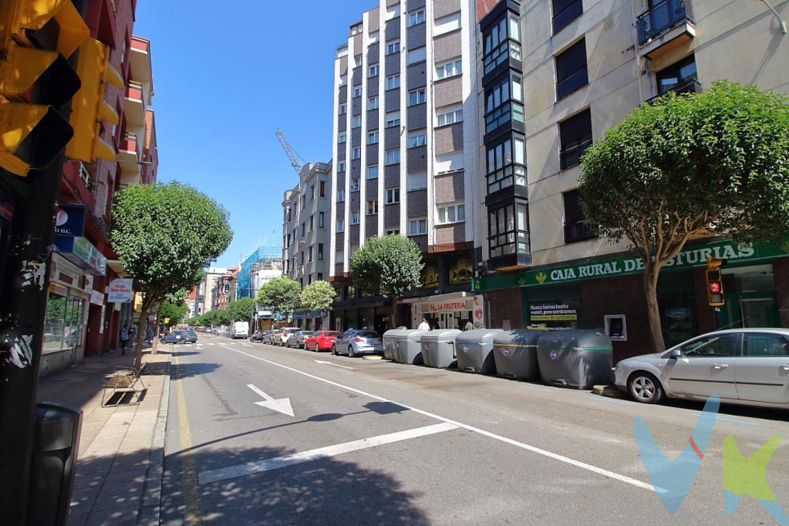 Ponemos a la venta un piso de dos habitaciones, amplio salón, cocina y un baño. Piso soleado, el salón y la cocina son exteriores, lo que hace que la zona de día sea luminosa. El salón es amplio y tiene muchas posibilidades de distribución, siempre con la posibilidad de zona de comedor. La habitación principal es espaciosa y tiene posibilidad de meter más muebles vestidores. La segunda habitación, actualmente esta diseñada como salita dormitorio. Llama la atención del piso el amplio hall de entrada con un gran armario empotrado. Las ventanas son todas de aluminio. El portal no tiene barreras arquitectónicas y un amplio ascensor. La zona es estupenda, tiene el Mercadona a escasos metros, colegios, bus..... No lo dude, llámenos y se lo enseñaremos gustosamente. Contamos con más de 35 años de experiencia acreditada y nuestro objetivo es garantizarle un servicio de compra humano, ético, de calidad, fácil y seguro. Nuestro equipo lo integran agentes con la titulación AIR (Agente Inmobiliario Registrado), somos CRS (Council of Residential Specialist) y API. (Agente de la Propiedad Inmobiliaria Colegiado nº248). Contamos con un seguro de Caución que nos permite garantizar el depósito de las cantidades entregadas por nuestros clientes.Te ayudamos con la financiación con las mejores condiciones hipotecarias hasta el 100%.Consulte en nuestras reseñas de Google lo que opinan los clientes que ya han trabajado con nosotros.El precio no incluye gastos de notaría, registro e impuesto de transmisiones.