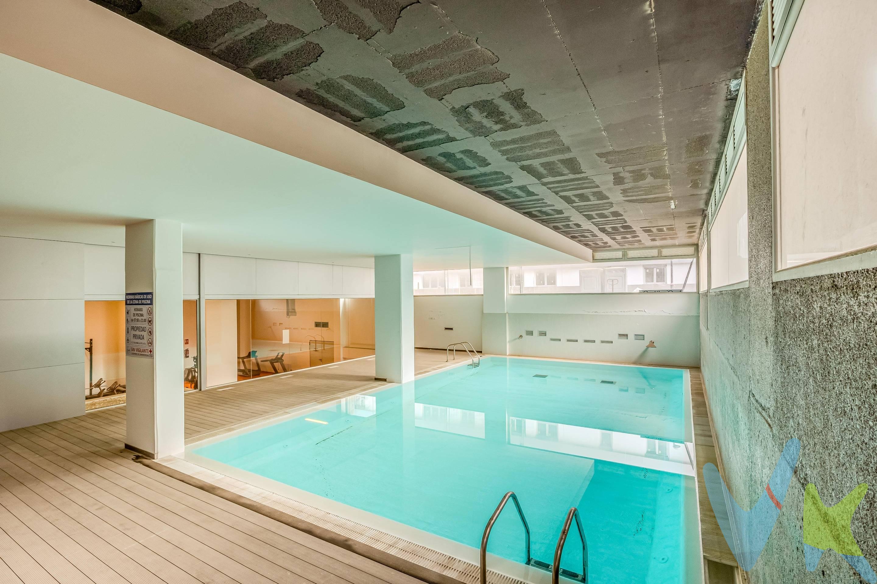 Imagina empezar el día nadando en una piscina cubierta, haciendo ejercicio en un gimnasio completamente equipado o jugando un partido de pádel… y hacerlo sin salir del edificio. Solo tienes que coger el ascensor, bajar al sótano y disfrutar. Después, subir a casa y comenzar el día de la mejor manera posible. Un auténtico lujo al alcance de tu mano. En Calle Camelia 19 encontrarás esta luminosa vivienda de 73 m² construidos y 61 m² útiles, con 2 dormitorios, 2 baños, salón-comedor y cocina abierta totalmente equipada. Se vende completamente equipada y lista para entrar a vivir, además de contar con zona de lavandería y armarios empotrados. La propiedad incluye también una amplia plaza de garaje y un gran trastero situado en la parte trasera de la propia plaza, aportando ese espacio extra que siempre se necesita. Y todo ello en una ubicación céntrica, con Centro Comercial Las Ramblas a escasos minutos caminando y todos los servicios del día a día al alcance de la mano. Una vivienda para quienes buscan algo más que una casa: comodidad, bienestar y calidad de vida, todo en el mismo edificio.