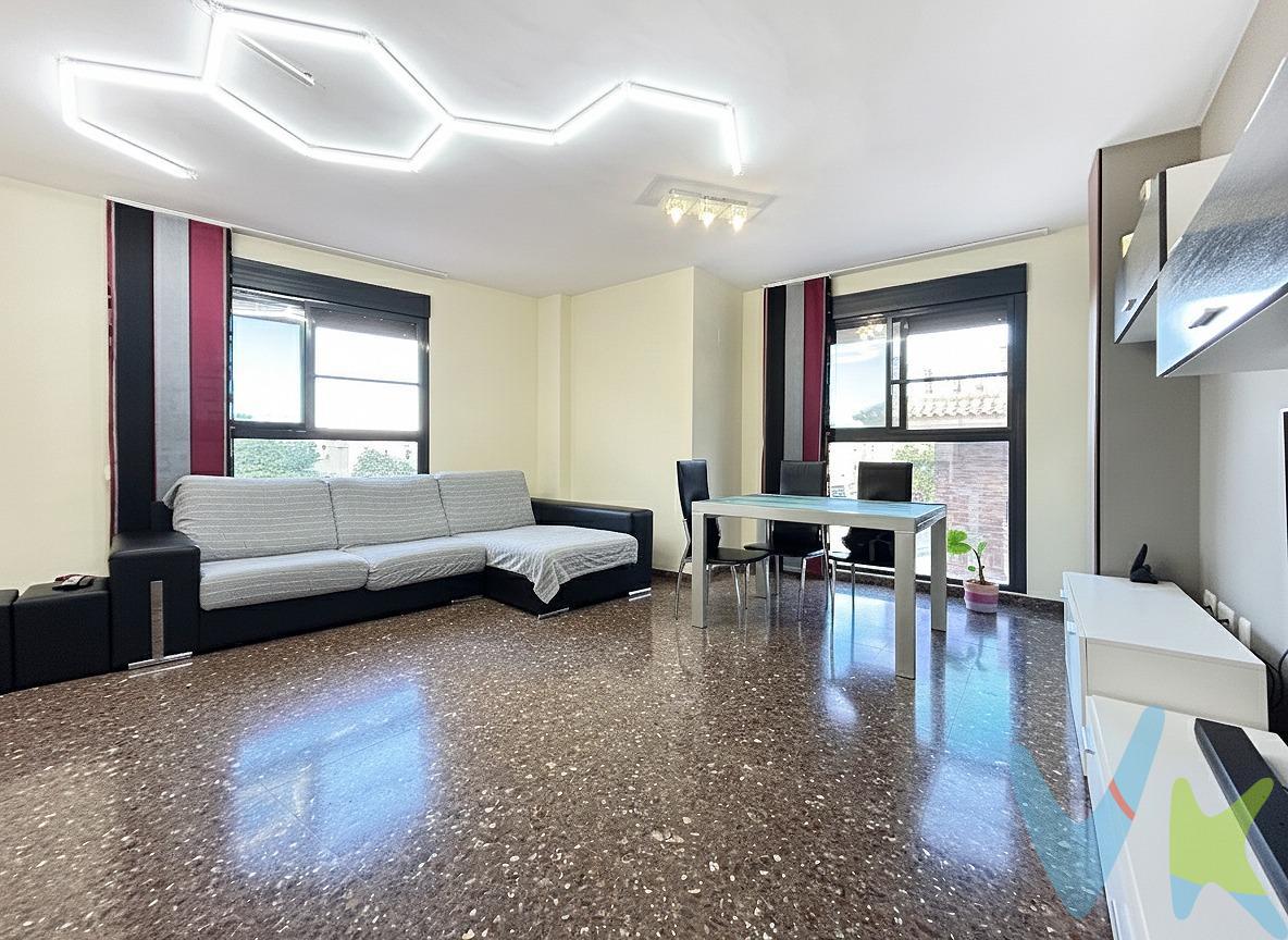 Empieza vuestra vida juntos, en un piso que.. ¡lo tiene todo!. Hay momentos que marcan un antes y un después. Comprar vuestro primer piso es uno de ellos. Y este puede ser ese lugar donde empezar a construir vuestra historia. Está en la zona de La Magdalena, en Massamagrell. Una zona tranquila, con todo lo necesario cerca: supermercados, transporte, zonas verdes.. Lo justo para vivir cómodos sin complicaciones. La vivienda es práctica y acogedora. Tiene 2 habitaciones dobles, ambas con armarios empotrados, y 2 baños completos, uno de ellos dentro del dormitorio principal, para tener vuestra zona privada. Lo que más sorprende al entrar es lo bien aprovechado que está el espacio: no hay pasillo, así que todo fluye, y la luz entra por todas partes. Es un piso todo exterior, lo que se nota desde el primer momento: ventilación, luz natural, sensación de amplitud. El salón-comedor tiene tamaño de sobra para organizarlo como os venga bien: sofá, mesa para invitar a amigos, un rincón para teletrabajo… lo que necesitéis ahora, y también dentro de unos años. La cocina es independiente y tiene galería, perfecta para tener la zona de lavado separada y no perder espacio útil. Cuenta con aire acondicionado por conductos y, al no tener pasillo, la temperatura se reparte mejor por toda la casa, lo que ayuda a ahorrar energía y reducir el consumo eléctrico. Un detalle que se nota en confort… y en la factura. Ah, y algo que se valora aún más con el tiempo: plaza de garaje y trastero en la misma finca. Porque llegar a casa y tener dónde aparcar, o guardar todo lo que no usas a diario, sí marca la diferencia. Un piso pensado para disfrutar desde el primer día. Un lugar para empezar a construir, sin renunciar a nada. Mobiliario, vehículos y otros elementos decorativos y personales de la propiedad no incluidos. Impuestos, gastos de compraventa, intermediación y financiación no incluidos.