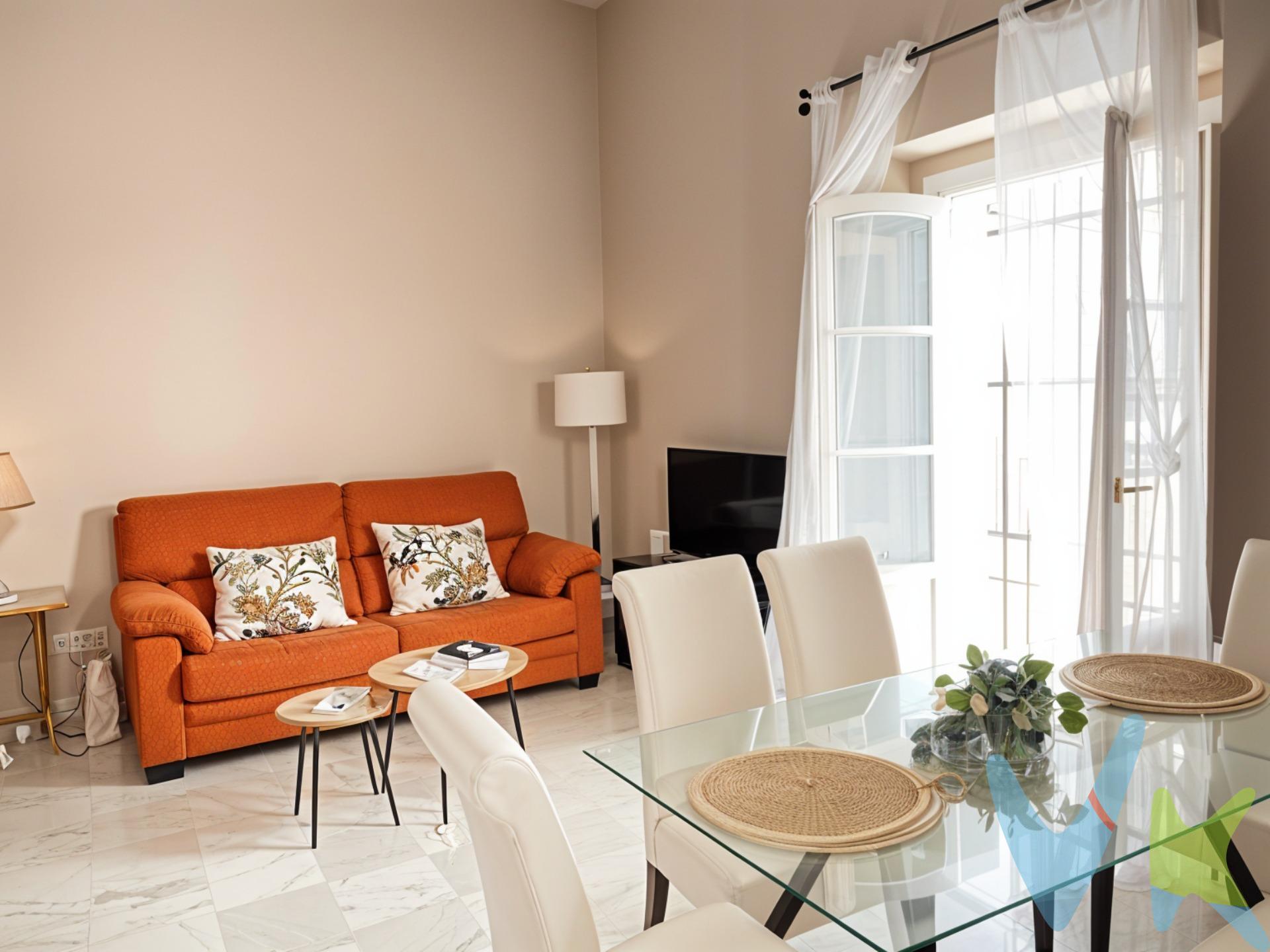 Magnífico dúplex en una finca rehabilitada en 2006, ubicada en pleno corazón del centro histórico de Cádiz, a escasos metros de la emblemática Plaza del Mentidero. Situado en una primera planta sin ascensor, esta vivienda combina el encanto gaditano con las comodidades modernas. La vivienda se distribuye en dos plantas y destaca por su gran luminosidad, con luz natural en prácticamente todas las estancias. Planta baja: cuenta con una cocina independiente, que se abre a un bonito balcón tipo cierro gaditano de buen tamaño, ideal como espacio adicional . El salón-comedor, amplio y acogedor, dispone de un balcón enrejado tradicional que aporta carácter y luminosidad. También en esta planta se encuentra el baño completo, equipado con bañera y ventana , lo que garantiza ventilación natural. Planta superior: se encuentran dos dormitorios dobles, ambos con buena luz natural y espacio suficiente para camas grandes y almacenaje, perfectos para el descanso o para compartir vivienda. La finca dispone de un gran patio comunitario, ideal como zona de esparcimiento y para disfrutar del ambiente tranquilo que ofrece esta zona tan especial de la ciudad. Una vivienda muy luminosa, con detalles con encanto y ubicada en una de las zonas más deseadas de Cádiz. Ideal tanto como residencia habitual como para inversión. De acuerdo con lo previsto en el Decreto 218/2005, de 11 de octubre, se informa al cliente que los Gastos Notariales, Registrales, impuesto de transmisiones (ITP), Honorarios de intermediación, Gastos financieros, y otros gastos inherentes a la compraventa no están incluidos en el precio.