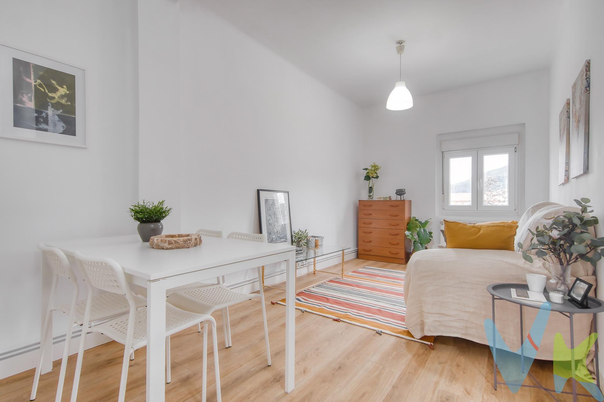  Una vivienda agradable y luminosa, por su altura, con vistas amplias ya que esta situada en la Avenida, enfrente el edificio Iwer-Matesa y al lado Plaza Margarita de Navarra. A futuro se va a realizar la actuación en el edificio Iwer, se abrirán los espacios y se creará una zona de parque y comercial, revitalizando más la zona. Si buscas una vivienda en un barrio con vida, con todo a mano, rodeado de  paseos, plazas y espacios verdes, este piso es para ti. Cerca el Paseo del Arga, Parque de los Enamorados, plazas con zonas infantiles, ocio y restauración y todo tipo de servicios. El ascensor a Casco Viejo, para llegar caminando o en bici en un momento al centro de Pamplona. Autobuses en la puerta. Muy buena conexión  con el resto de la ciudad y comarca. . La vivienda ideal,  para dejar el alquiler y empezar a invertir en ti, o también si eres inversor. Distribuida en tres dormitorios,  sala-comedor. Ventanas de aluminio doble cristal y doble ventana, suelo laminado en bonito color madera, puertas lacadas en en blanco, actual y atemporal. Cocina con mobiliario en blanco y baño, ambos en buen estado. Una muy buena opción ya que no necesitas hacer ninguna reforma ahora, para entrar a vivir. . Edificio con ascensor sin barreras arquitectónicas. Tejado nuevo. . VEN A VERLA ! ES UNA MUY BUENA OPCION !. Gastos e Impuestos no incluidos: ITP, Notaria y Registro. . 