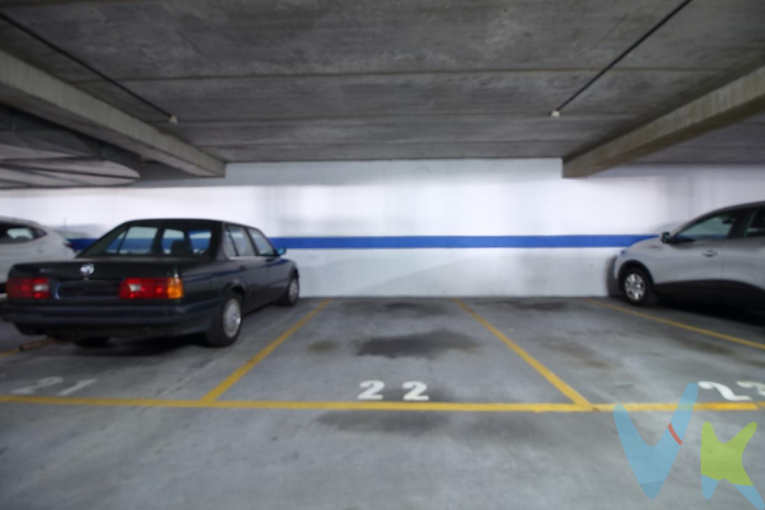 Ponemos en venta esta espaciosa plaza de garaje en la zona de Otero, en el Aparcamiento Los Albergues.La plaza no es en propiedad, es una concesión hasta noviembre de 2072.Es una plaza amplia y con muy buen acceso. El garaje tiene camino de entrada diferente al de salida para facilitar las maniobras.Se ofrece asesoramiento, financiación hasta el 100% y acompañamiento profesional durante todo el proceso. Gastos e impuestos no incluidos en el precio. A título orientativo, en segundas transmisiones, el comprador abonará el Impuesto sobre Transmisiones Patrimoniales (ITP). Para consultar los porcentajes del ITP en Asturias puede hacerlo a través de la web oficial de servicios tributarios del Principado de Asturias https://sede.tributasenasturias.es/sites/sede/default/es_ES/Que-quieres-hacer/Transmisiones-Patrimoniales-y-AJD. La base imponible será el mayor valor entre precio de compraventa, tasación o valor de referencia catastral. Gastos de notaría y registro según aranceles variables según precio, número de copias y complejidad.  El comprador escoge libremente notario. El vendedor asume la plusvalía y el resto de gastos son del comprador. Si se precisa hipoteca: Tasación, condiciones y costes bancarios según entidad elegida por el comprador; así como los gastos de gestoría y cualesquiera otros inherentes a la formalización de la compraventa. De acuerdo con la ley, no se incluyen en el precio otros gastos o tributos que legalmente correspondan al comprador. Honorarios de intermediación inmobiliaria a cargo del vendedor y honorarios de mediación inmobiliaria del 2% más I.V.A. con un mínimo de 2.000 + IVA a cargo del comprador. El consumidor tiene derecho, conforme a la normativa vigente, a disponer de información y documentación adicional relativa al inmueble y condiciones de la compraventa, accesible en la sede física o mediante correo electrónico de la Agencia cuyos datos de contacto aparecen en la página web. La agencia actúa exclusivamente como intermediaria en la operación. Cualquier compraventa y sus condiciones quedan sujetas en todo caso a la aceptación expresa del vendedor del inmueble y a la posterior formalización del correspondiente contrato. El presente anuncio tiene carácter meramente informativo; la información suministrada se corresponde con la disponible a la fecha de publicación, pudiendo variar en función de las circunstancias o actualizaciones legales, contractuales y fiscales.