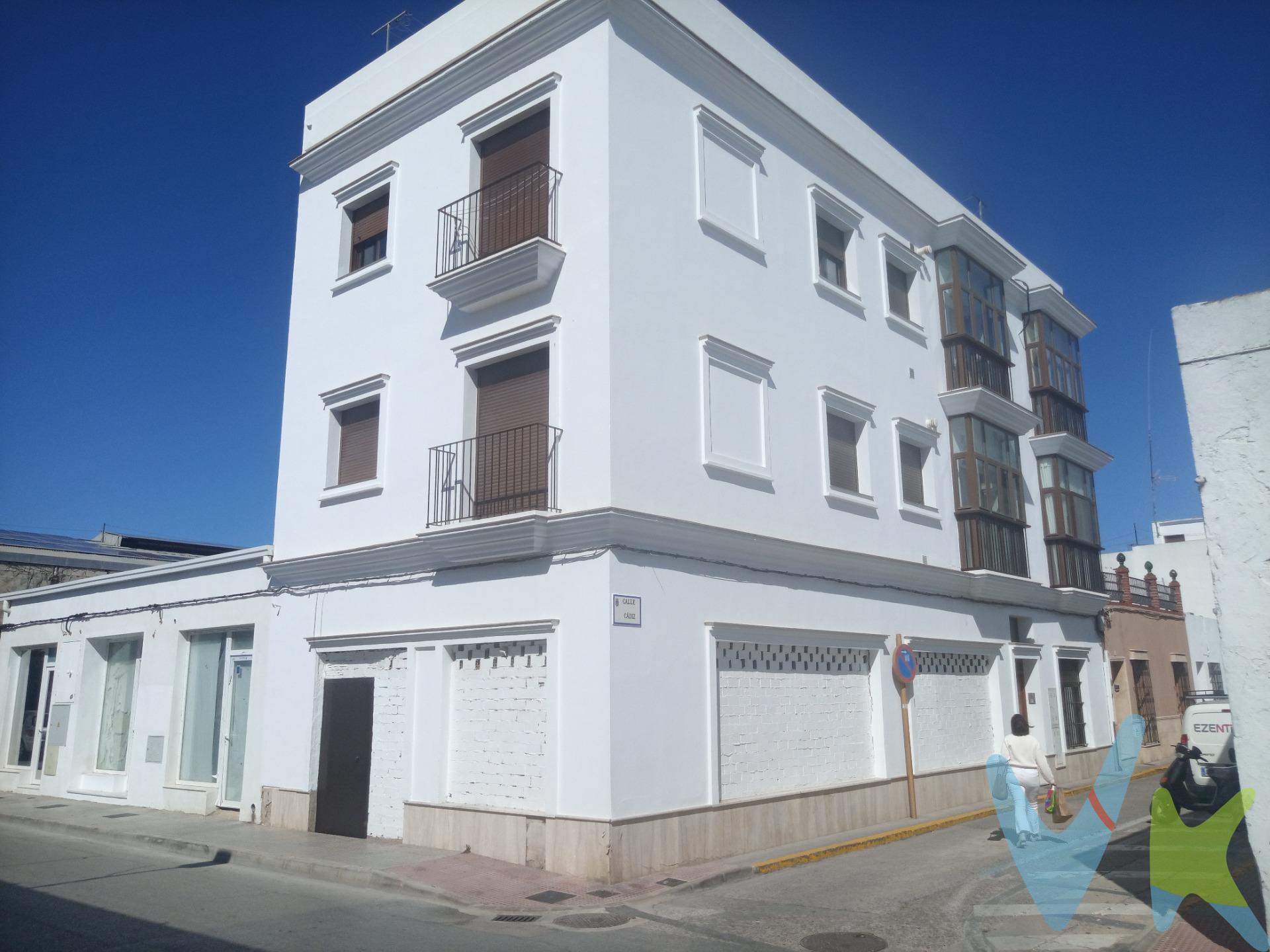Descubre este amplio y luminoso piso situado en la primera planta de un edificio emblemático, a escasos metros de la Plaza de las Bodegas, el epicentro cultural y comercial de Chiclana de la Frontera. Características principales:. 	•	3 dormitorios: espaciosos y bien distribuidos, ideales para familias o quienes buscan comodidad. 	•	2 baños completos: equipados para ofrecer funcionalidad y confort. 	•	Salón-comedor: amplio y con gran entrada de luz natural, perfecto para reuniones y momentos de relax. 	•	Cocina independiente: totalmente equipada. 	•	Primera planta: acceso cómodo y práctico. 	•	Luminosidad excepcional: gracias a su orientación y amplios ventanales. 	•	Ubicación privilegiada: en pleno centro, con todos los servicios, comercios y transporte público al alcance. Este piso combina la tranquilidad de un hogar acogedor con la vitalidad del centro de Chiclana. Una oportunidad única para quienes desean vivir o invertir en una de las zonas más demandadas de la ciudad. PISO EN EL CENTRO, con 69 m2, construido. que consta de 3 dormitorios, 2 baños, cocina y salón comedor. Informamos a nuestros clientes de que los gastos de Notaría, Gestoría, Impuestos y los honorarios de la agencia no están incluidos en el precio. A su vez, disponemos del Documento Informativo Abreviado de la propiedad (Según Decreto 218/2005, del 11 de Octubre) y de Seguro de Caución, para la protección del dinero entregado como señal para la Reserva de una vivienda.