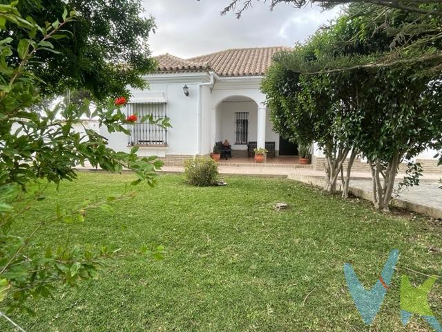 Chalet en Chiclana situado en la zona del Palillejo,  a 3,5 Km aprox. de la playa La Barrosa, distribuido en planta baja, a la entrada nos encontramos con porche delantero, hall de entrada, 3 dormitorios (principal con armario empotrado), baño con bañera, salón comedor con chimenea y amplia cocina independiente, 125 m2 construidos. En el exterior nos encontramos con un apartamento tipo estudio con baño ideal para invitados, merendero con pérgola, zona ajardinada, aparcamiento techado para 2 coches y trastero de 14 m2, todo ello en una parcela de 1.000 m2. Dispone de 10 placas solares para mayor eficiencia energética además de contador de luz propio. (Gastos de notaría, registro, impuestos y honorarios de la agencia, no incluidos en el precio).