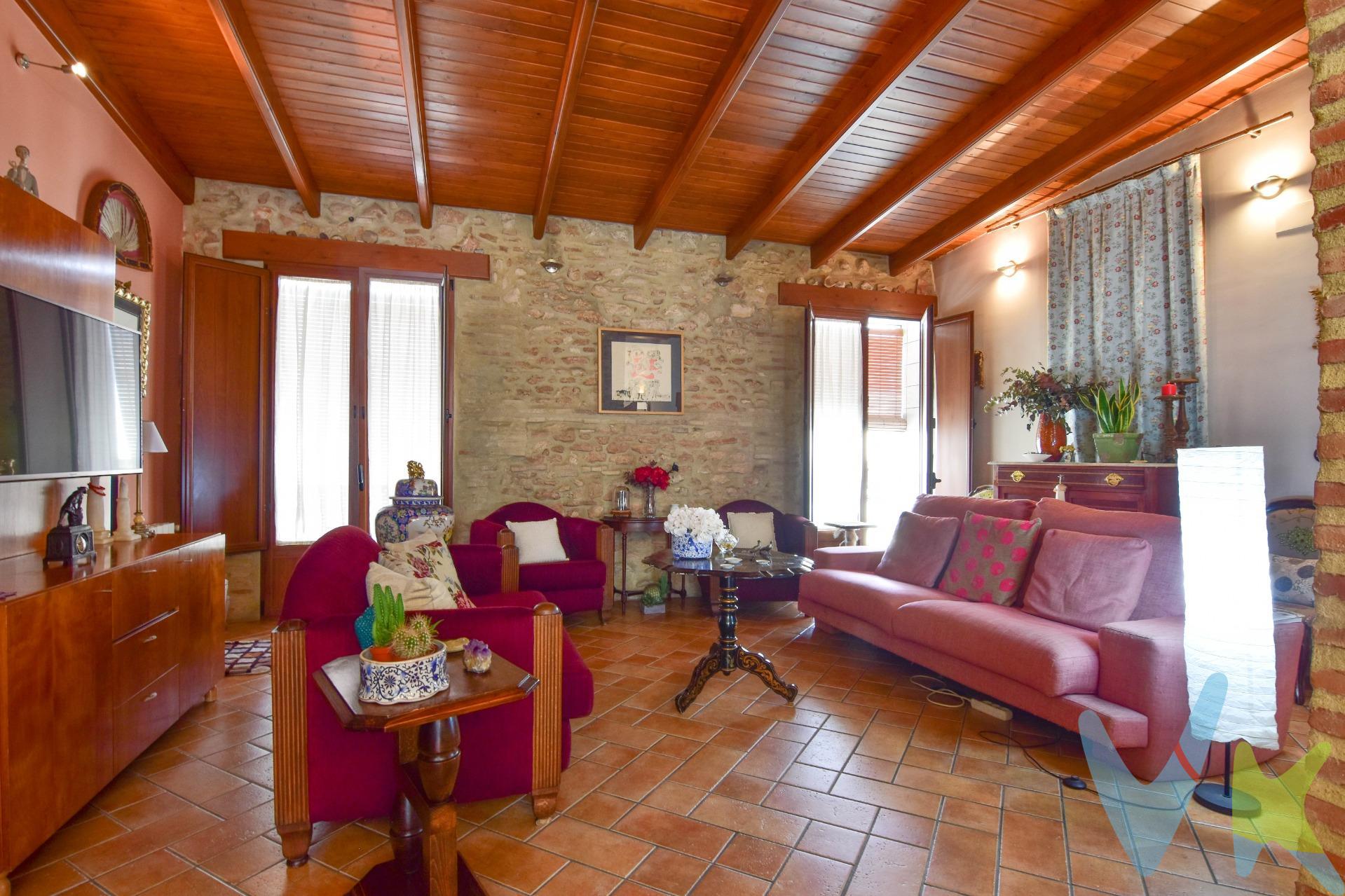 La historia de un hogar listo para comenzar un nuevo capítulo.. ¿será contigo?. En el corazón del pueblo, donde cada calle tiene su historia y cada rincón te saluda con cercanía, se encuentra este piso reformado con alma de hogar. Imagina despertarte en una de sus tres habitaciones, preparar el café en una cocina amplia y luminosa, salir a una de sus dos terrazas a respirar el aire fresco de la mañana, mientras la vida pasa tranquila justo debajo. Este piso tiene lo que muchos buscan y pocos encuentran:. - Un vestidor para los amantes del orden y el estilo. - Dos baños modernos, perfectos para la comodidad del día a día. - Una reforma reciente que mezcla calidez y funcionalidad. - Y lo mejor: ubicación inmejorable, en pleno centro del pueblo, con todo a mano, sin perder la tranquilidad que solo un buen hogar puede ofrecer. ¿Y si este fuera el lugar donde empiezan tus nuevas historias?. Ven a verlo. A veces, el hogar perfecto no se busca.. se encuentra. ESTA VIVIENDA NO ESTA SUJETA A FINANCIACIÓN DADO A LAS CONDICIONES DE LA VIVIENDA. *Nota: Agencia Registrada con el Nº 1018 en el Registro Obligatorio de Agentes Inmobiliarios de la Comunitat Valenciana. Puede consultar en la web de la GVA. La oferta está sujeta a cambios de precio o retirada del mercado sin previo aviso. En el precio de venta no están incluidos el impuesto del ITP, gastos de Notaría, los honorarios de agencia y los gastos de financiación, si la hubiese. Este anuncio no es vinculante, puede contener errores, se muestra a titulo informativo y no contractual*. *Por mandato expreso del propietario, comercializamos este inmueble en exclusiva, lo que le garantiza el acceso a toda la información, a un servicio de calidad, un trato fácil, sencillo y sin interferencias de terceros. Por este motivo, se ruega no molestar al propietario, a los ocupantes de la propiedad o a los vecinos. Muchas gracias por su comprensión. Si usted es agente inmobiliario y tiene un cliente para este inmueble, llámenos: estaremos encantados de colaborar. *. *Nuestro departamento financiero puede conseguir tu financiación. ¡ Consúltanos! *.