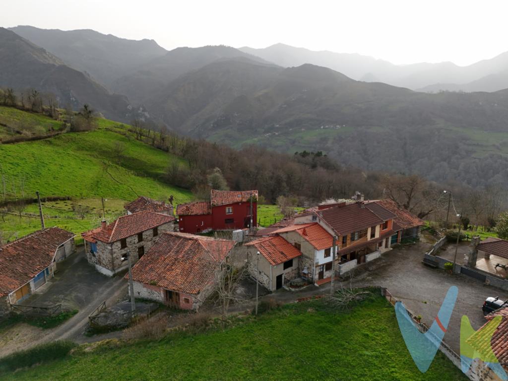 Casa de aldea en una tranquila aldea asturiana, muy cerca de Infiesto, con bonitas vistas a los Picos de Europa y rodeada de naturaleza, pero con servicios cercanos. Está cuidada al detalle y lista para entrar a vivir.Se distribuye en dos plantas más un bajo cubierta. En la planta baja cuenta con una acogedora cocina-salón reformada, que combina el estilo tradicional (con cocina de leña o carbón) y las comodidades actuales (vitrocerámica y horno). En la primera planta hay dos dormitorios, además de un tercer dormitorio de paso que puede usarse como zona de lectura o conexión entre estancias. El bajo cubierta está habilitado como dormitorio adicional, ideal para invitados.Destaca también su encantador porche, perfecto para disfrutar de comidas al aire libre y del entorno natural. En conjunto, es una vivienda con mucho encanto, que mezcla autenticidad, confort y un entorno privilegiado.Gastos e impuestos no incluidos en el precio. A título orientativo, en segundas transmisiones, el comprador abonará el Impuesto sobre Transmisiones Patrimoniales (ITP). Para consultar los porcentajes del ITP en Asturias puede hacerlo a través de la web oficial de servicios tributarios del Principado de Asturias https://sede.tributasenasturias.es/sites/sede/default/es_ES/Que-quieres-hacer/Transmisiones-Patrimoniales-y-AJD. La base imponible será el mayor valor entre precio de compraventa, tasación o valor de referencia catastral. Gastos de notaría y registro según aranceles variables según precio, número de copias y complejidad.  El comprador escoge libremente notario. El vendedor asume la plusvalía y el resto de gastos son del comprador. Si se precisa hipoteca: Tasación, condiciones y costes bancarios según entidad elegida por el comprador; así como los gastos de gestoría y cualesquiera otros inherentes a la formalización de la compraventa. De acuerdo con la ley, no se incluyen en el precio otros gastos o tributos que legalmente correspondan al comprador. Honorarios de intermediación inmobiliaria a cargo del vendedor y honorarios de mediación inmobiliaria del 2% más I.V.A. con un mínimo de 2.000 + IVA a cargo del comprador. El consumidor tiene derecho, conforme a la normativa vigente, a disponer de información y documentación adicional relativa al inmueble y condiciones de la compraventa, accesible en la sede física o mediante correo electrónico de la Agencia cuyos datos de contacto aparecen en la página web. La agencia actúa exclusivamente como intermediaria en la operación. Cualquier compraventa y sus condiciones quedan sujetas en todo caso a la aceptación expresa del vendedor del inmueble y a la posterior formalización del correspondiente contrato. El presente anuncio tiene carácter meramente informativo; la información suministrada se corresponde con la disponible a la fecha de publicación, pudiendo variar en función de las circunstancias o actualizaciones legales, contractuales y fiscales.