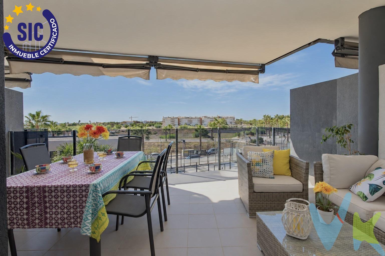 Hay lugares que parecen pensados para bajar el ritmo, abrir las puertas de la terraza y dejar que el Mediterráneo marque el comienzo y el final del día. Este apartamento tiene precisamente esa vocación: disfrutar del exterior y de la cercanía al mar con todas las comodidades. La vivienda cuenta con dos dormitorios y dos baños, una distribución cómoda que permite disponer tanto de una zona principal como de un segundo dormitorio para familia o invitados. La cocina independiente aporta funcionalidad y mantiene diferenciados los distintos ambientes de la casa. Pero es al salir a la amplia terraza orientada al sur cuando el apartamento muestra uno de sus mayores atractivos. Un espacio generoso para desayunar al aire libre, compartir una comida o alargar las tardes de verano, con vistas a la piscina de la urbanización y a la playa. Entre sus extras encontramos: toldo, aire acondicionado y armarios empotrados, muebles, elementos que suman confort y practicidad al día a día. Además, la propiedad incluye plaza de parking y trastero, especialmente útiles en una vivienda junto al mar. La urbanización Neo ofrece un agradable entorno residencial con piscina comunitaria, ideal para alternar los días de playa con momentos de descanso sin salir de casa. La Playa de Almenara conserva un ambiente tranquilo y mediterráneo, apropiado para quienes buscan desconectar de la rutina y disfrutar del litoral, los paseos junto al mar y una forma de vivir más relajada. Una propuesta especialmente interesante como segunda residencia, para disfrutar en pareja o en familia y convertir cada escapada a la costa en tiempo bien aprovechado. Si lo necesitas, te ayudamos con la financiación. El precio del inmueble no incluye los honorarios de la agencia que ascienden al 3% del precio final del inmueble más IVA, ni los gastos de notaría y registro de la propiedad (que están sujetos a aranceles y varían dependiendo del precio de escrituración), ni los impuestos (que en la Comunitat Valenciana dependen del precio del inmueble y de las características personales del comprador). Para mayor seguridad en la compraventa, todas nuestras viviendas poseen FICHA DE CERTIFICACIÓN DE INMUEBLES registrada por la Asociación de Inmobiliarias de la Comunidad Valenciana ASICVAL. Antes de comprar o de entregar las arras, pida el Certificado de la vivienda para estar seguro y tranquilo sobre la situación legal, urbanística y de cargas de la misma. 