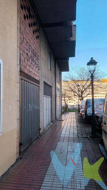 ¡Atención emprendedores! Se vende LOCAL COMERCIAL DE DOBLE ALTURA EN BRUTO en el corazón de Maliaño. Con una UBICACIÓN PRIVILEGIADA y un GRAN POTENCIAL, este espacio ofrece la oportunidad perfecta para crear el negocio que tienes en mente. Ideal como barbería, centro de manicura, peluquería, etc... Con una superficie DIÁFANA Y VERSÁTIL, podrás diseñar y personalizar cada rincón según tus necesidades, y por su altura de techos, podrás hacer una segunda planta o cabrete, si así lo quisieras.¡CONTÁCTANOS PARA MÁS INFORMACIÓN Y HAZ REALIDAD TU PROYECTO HOY MISMO!¡¡VEN A VERLO Y DESCUBRE SUS GRANDES POSIBILIDADES!!Los precios mostrados no incluyen impuestos, gastos de compraventa ni financiación.