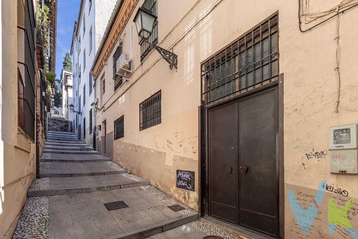 Vivienda en pleno centro de Granada, junto a Isabel la Católica. Se vende primera planta de casa en una ubicación inmejorable, en el corazón de Granada, a escasos pasos de Isabel la Católica. La vivienda cuenta con 2 dormitorios, salón luminoso, cocina independiente con despensa, baño completo y salida a terraza interior, ideal como desahogo y zona tranquila. Se vende amueblado. El piso fue reformado integralmente hace 10 años, por lo que se encuentra en muy buen estado, listo para entrar a vivir. Como valor añadido, existe la posibilidad de construir una planta adicional, lo que lo convierte en una excelente oportunidad tanto para vivienda habitual como inversión en una de las zonas más demandadas de la ciudad. Llámanos para ampliar información!. Ref. N367. * El PVP indicado no incluye impuestos ni gastos de Escritura. * Honorarios agencia no incluidos. * Las superficies expresadas en esta página tienen carácter descriptivo y son aproximadas. * Los precios pueden ser susceptibles de modificación sin previo aviso. * Esta vivienda se vende CON muebles.